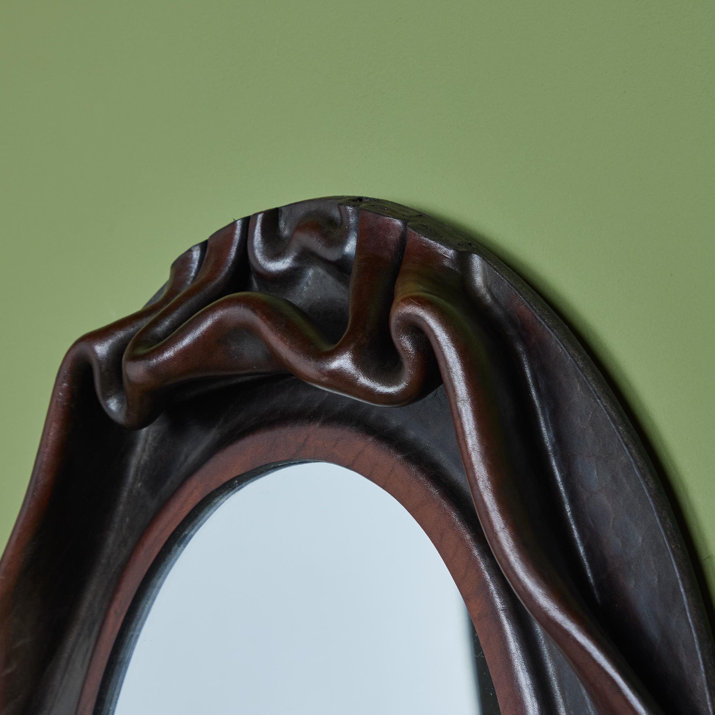Miroir mural ovale gainé de cuir Bon état - En vente à Los Angeles, CA
