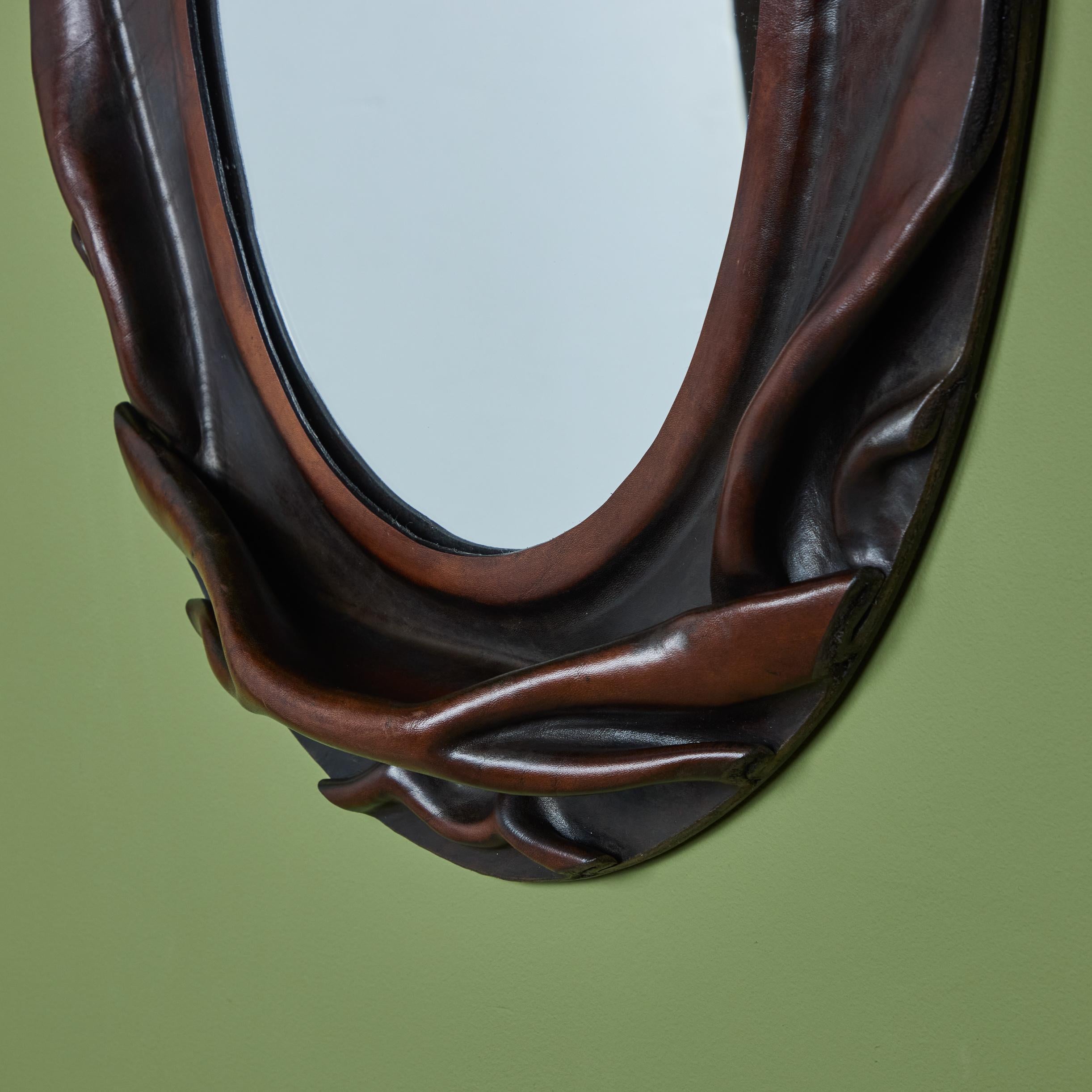 20ième siècle Miroir mural ovale gainé de cuir en vente