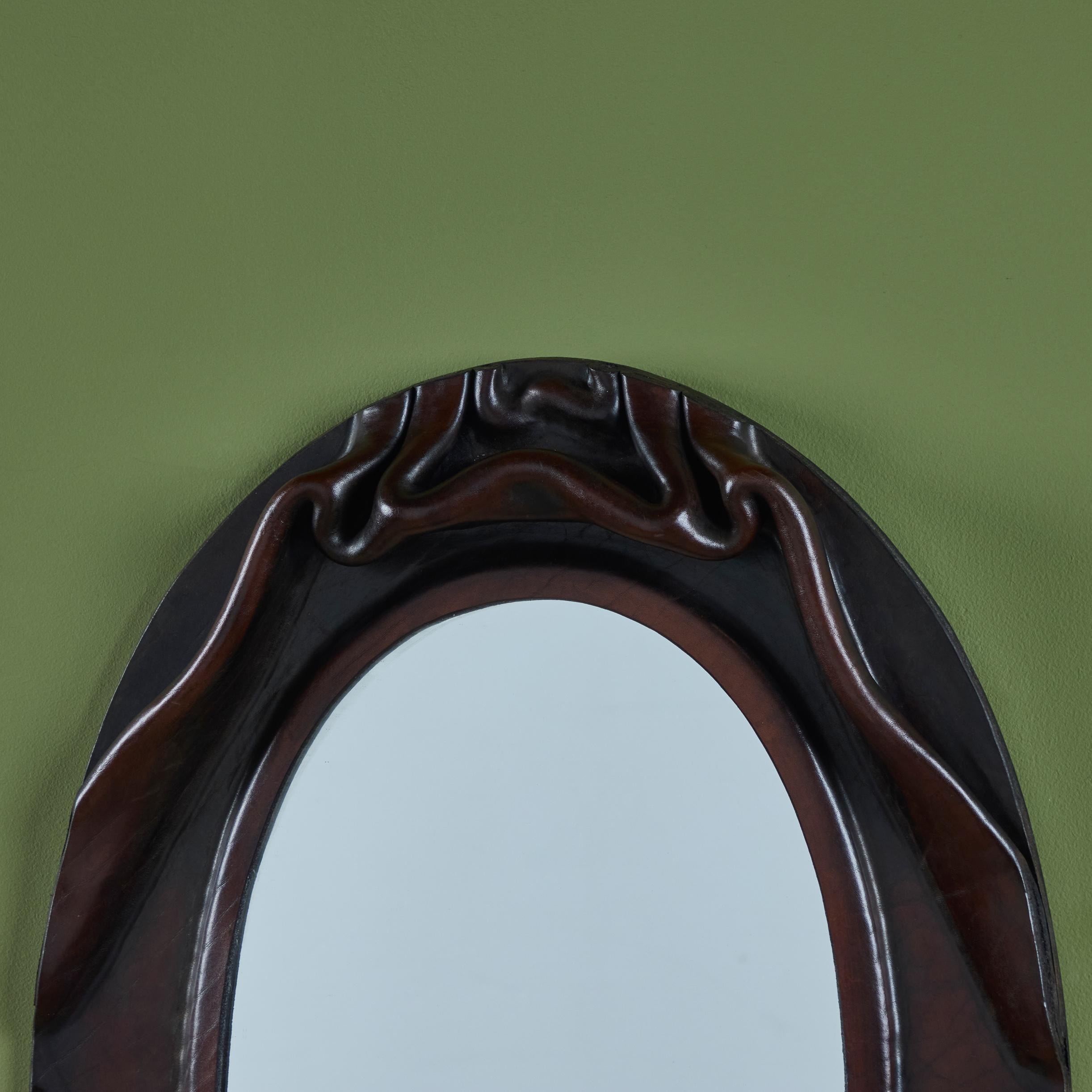Miroir mural ovale gainé de cuir en vente 1