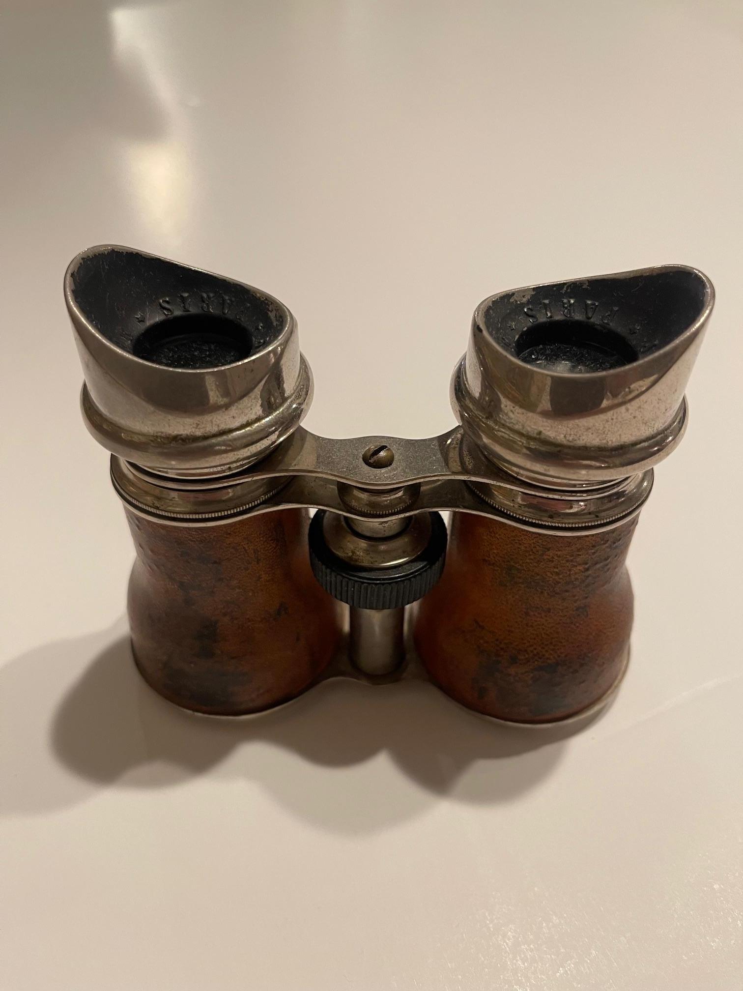 Französische Binoculars mit Lederumwicklung „Paris Jockey Club“ aus dem späten 19. Jahrhundert im Zustand „Gut“ im Angebot in Savannah, GA
