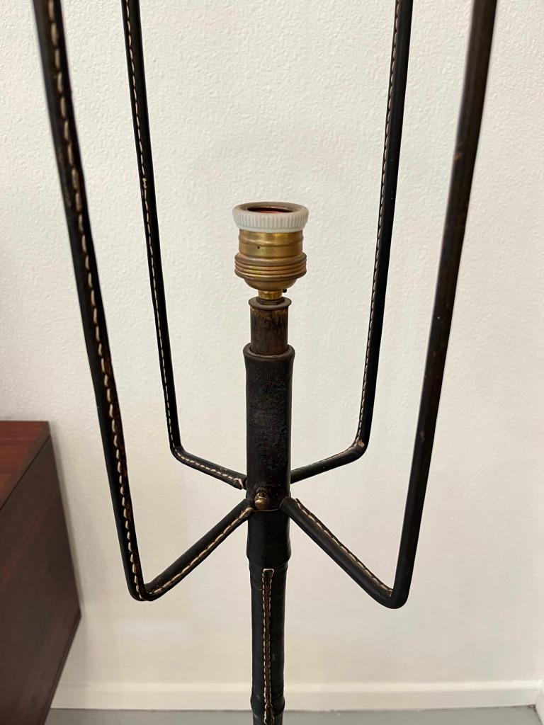 Dreibein-Ständerlampe mit Lederumwicklung von Jacques Adnet, Frankreich, ca. 1950 (Mitte des 20. Jahrhunderts) im Angebot