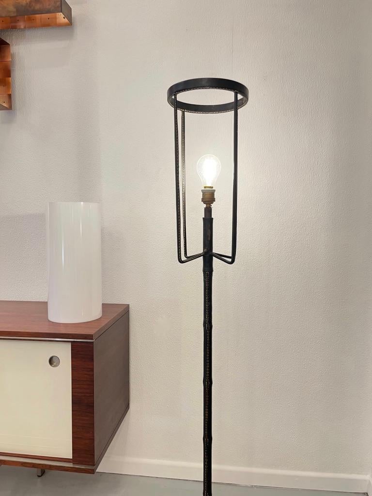 Cuir Lampe sur pied à trois pieds enveloppée de cuir de Jacques Adnet, France, vers 1950 en vente