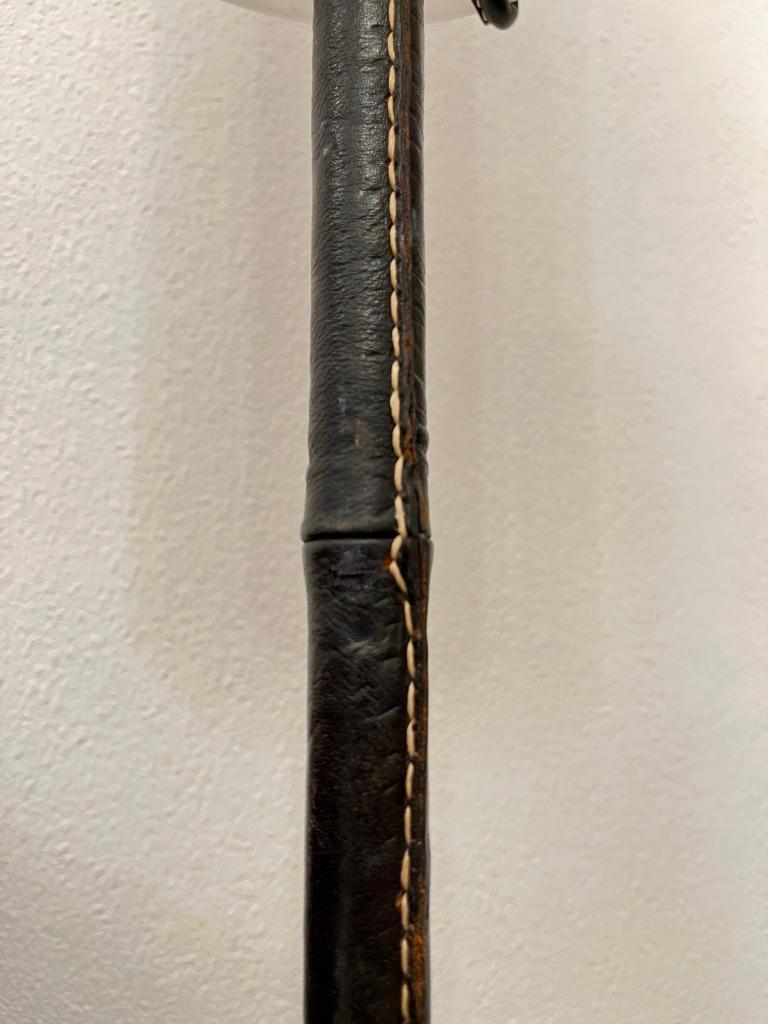 Lámpara de pie trípode de Jacques Adnet, Francia, hacia 1950 en venta 4