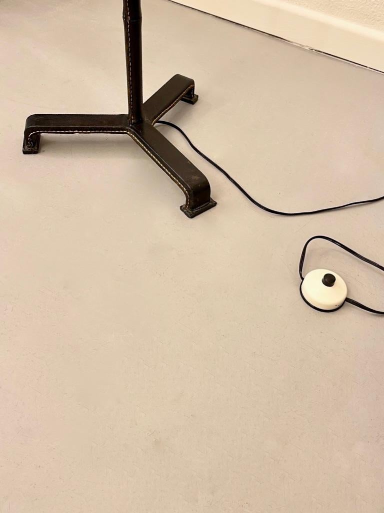 Lámpara de pie trípode de Jacques Adnet, Francia, hacia 1950 en venta 5