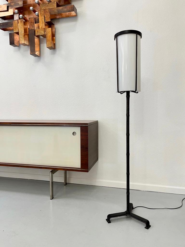 Lámpara de pie trípode de Jacques Adnet, Francia, hacia 1950 en venta 6