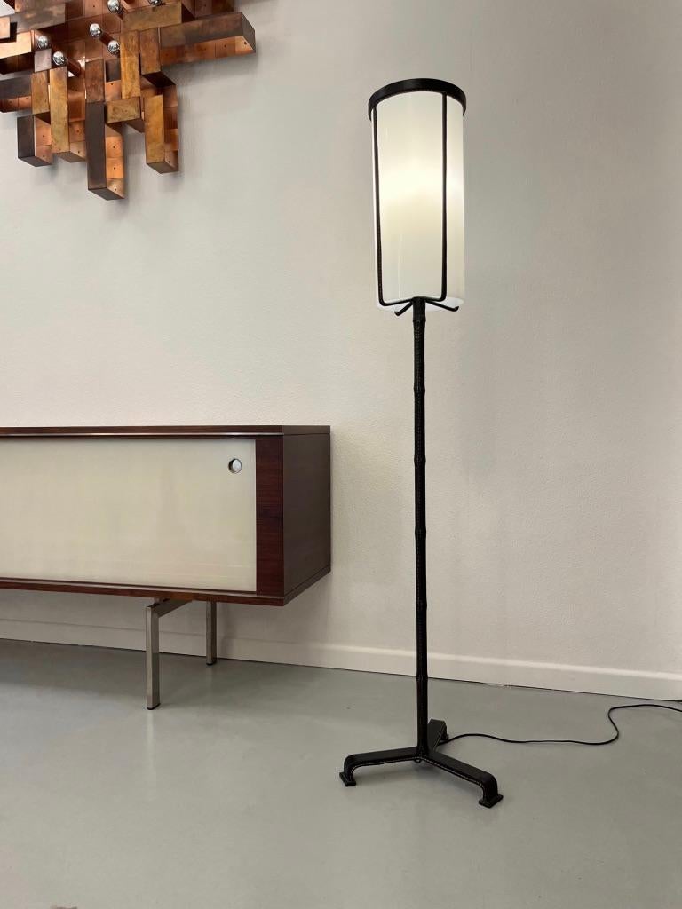 Elegante lámpara de pie de plexiglás blanco cosida a mano y envuelta en cuero, con base trípode, de Jacques Adnet, Francia ca. 1950
Muy buen estado. Firmado bajo la base 