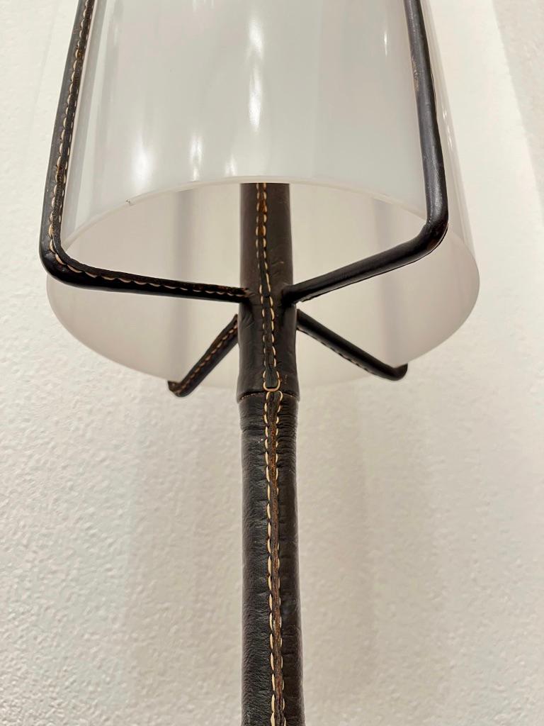 Lámpara de pie trípode de Jacques Adnet, Francia, hacia 1950 en venta 3