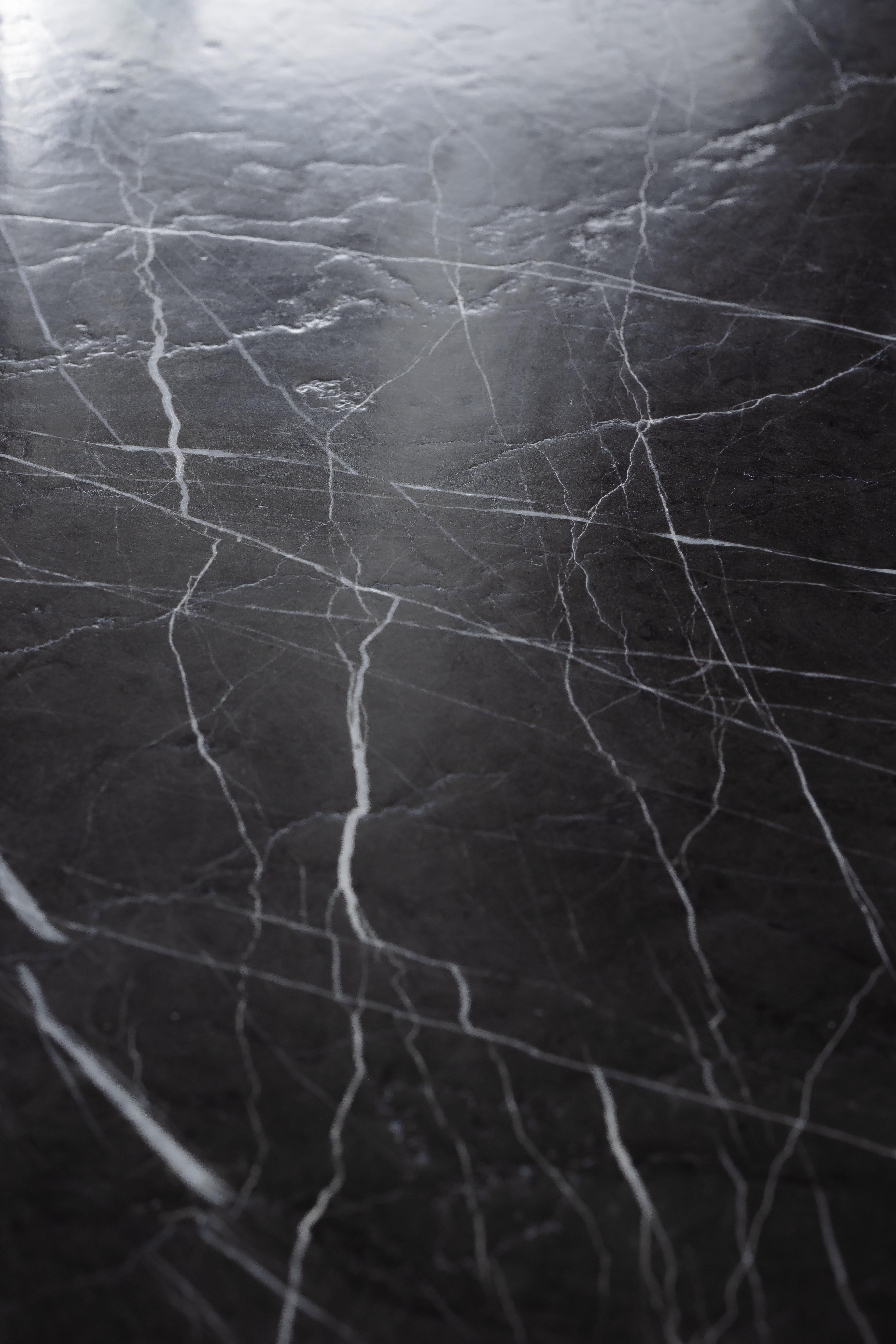 Haut en marbre gris Pietra et cuir sur base en acier Petina moderne noir en vente 4