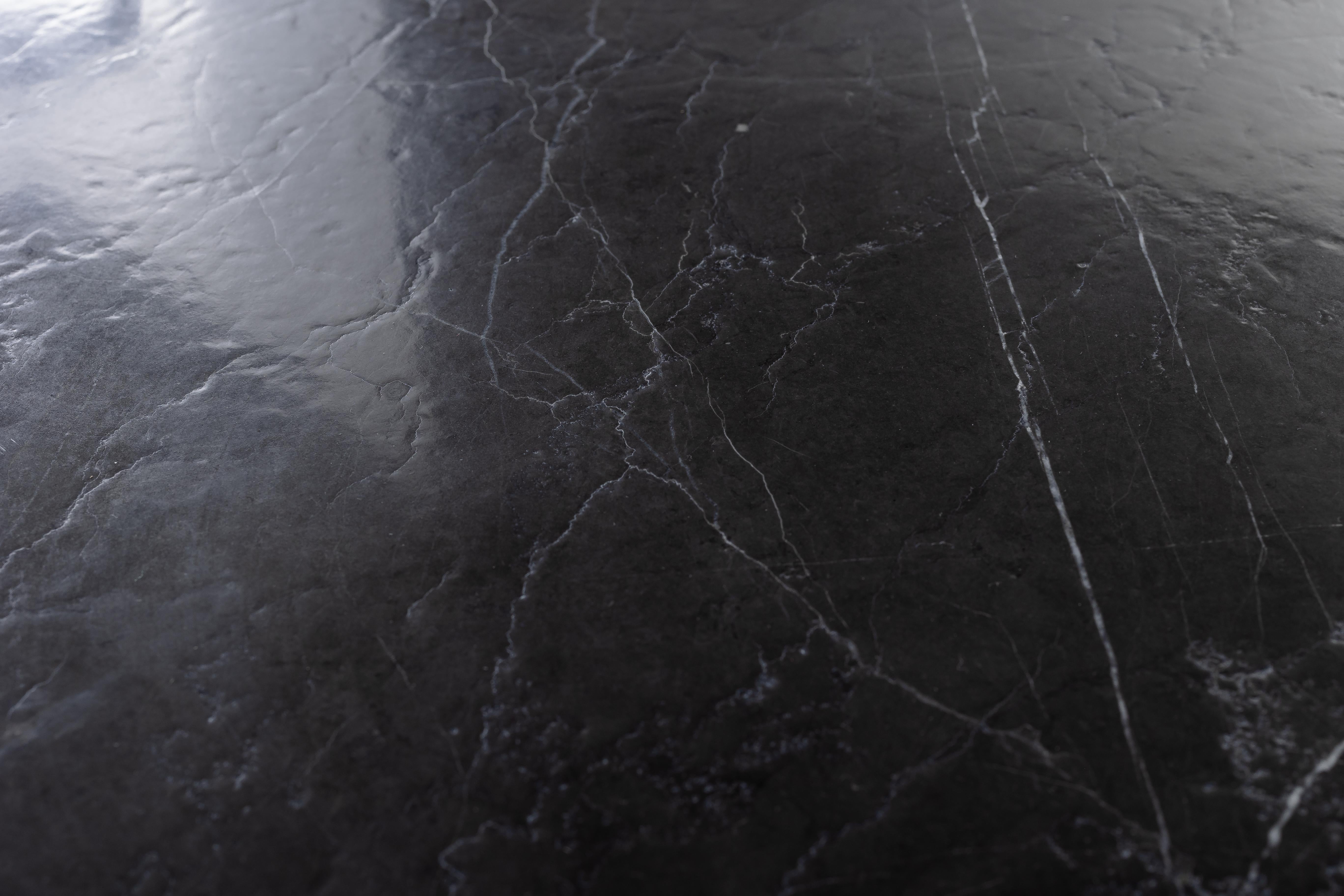 Haut en marbre gris Pietra et cuir sur base en acier Petina moderne noir en vente 5