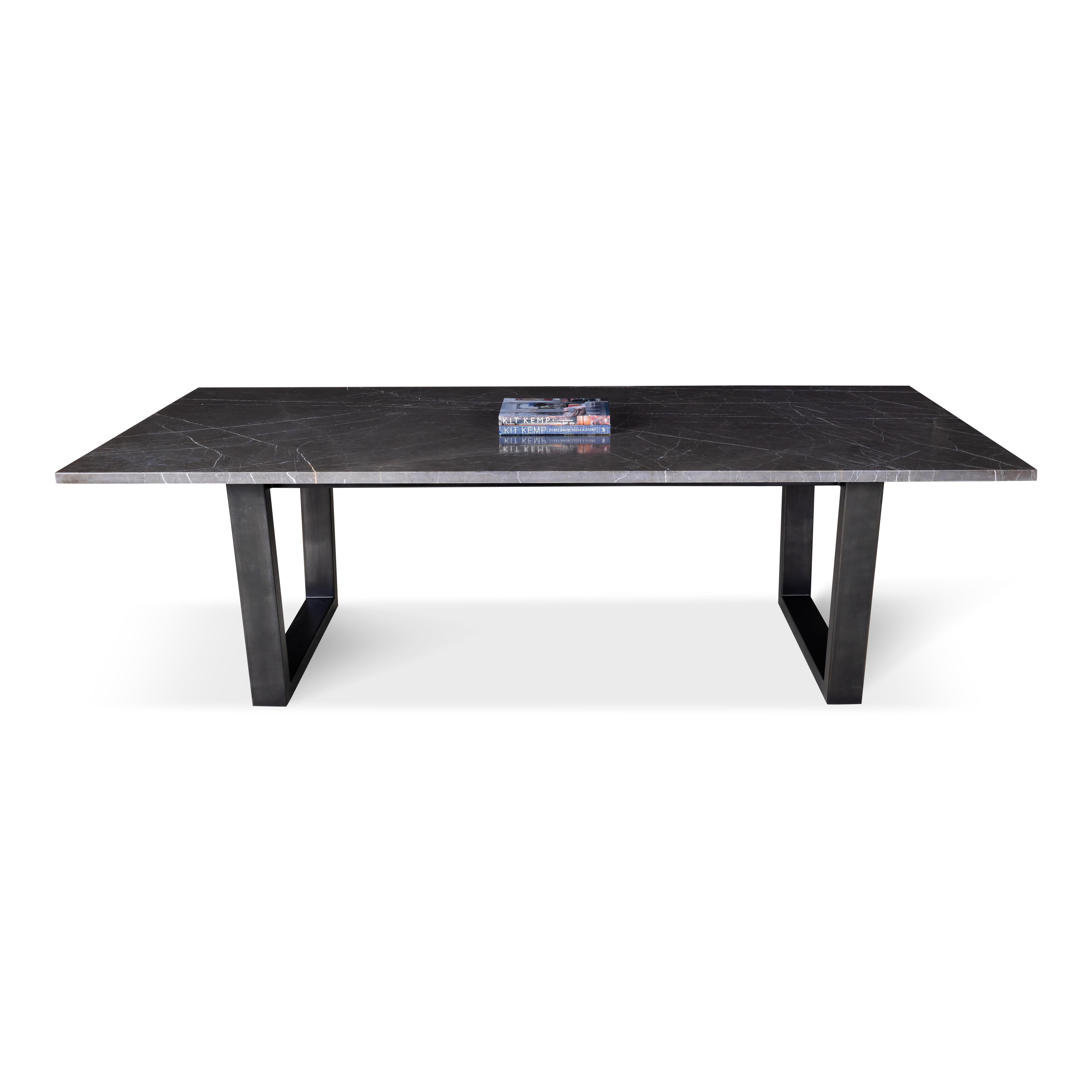 Table de salle à manger avec plateau en marbre gris pietra cuiré et base en acier moderne noir petina. 

Conçue par Brendan Bass pour la Collection Design/One, en utilisant des matériaux et des textures de haute qualité. Tous les matériaux