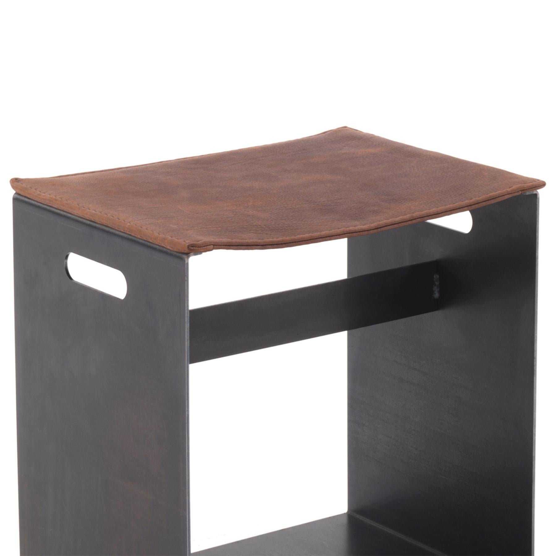 Stool leatheron with iron base in 
transparent lacquered finish. With high
quality brown genuine leather seat.
