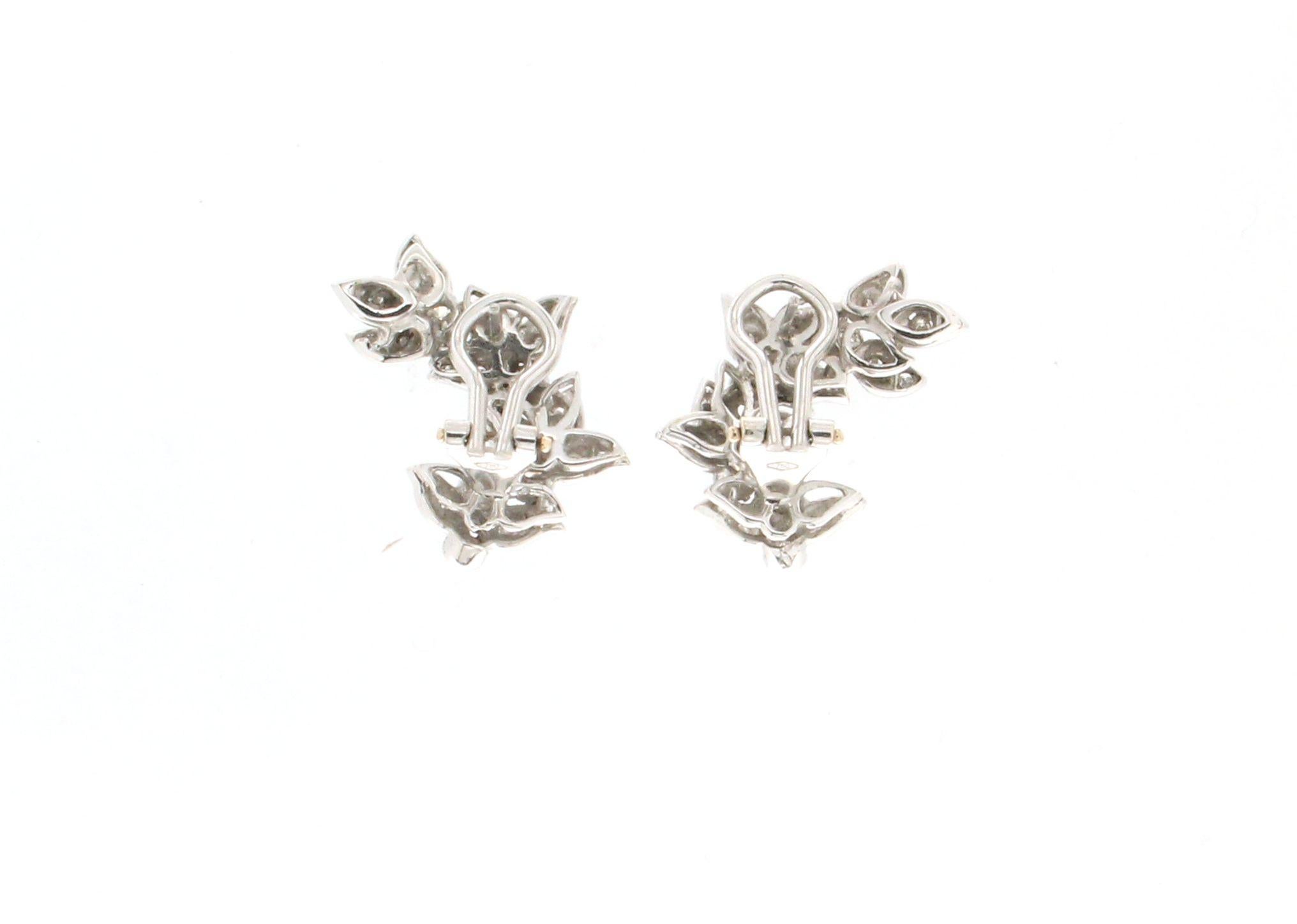 Leaves 18 karat White Gold Diamonds Stud Earrings

Earrings weight 10.90 grams
Diamonds weight 1.27 karat