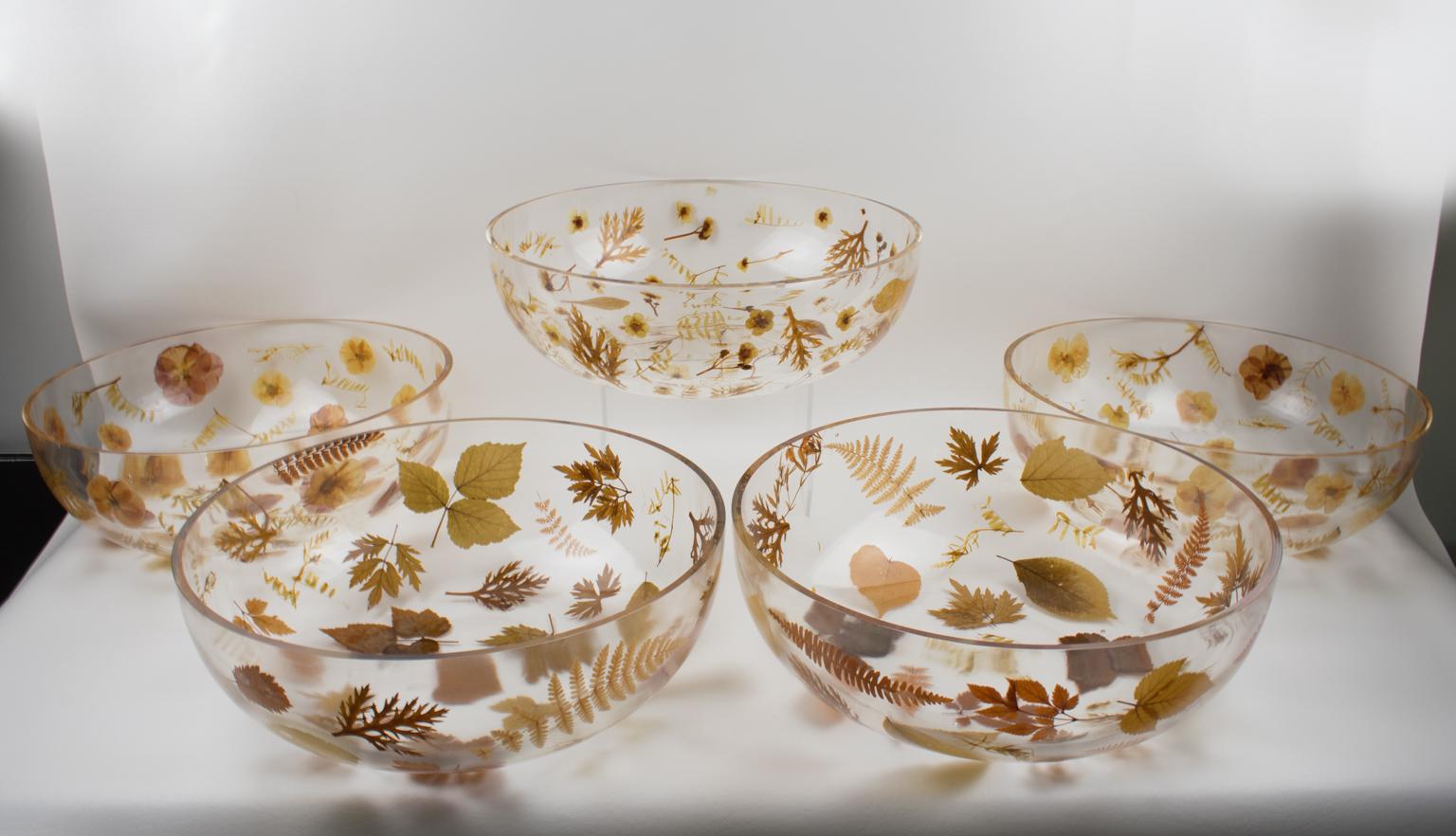 Cuenco centro de mesa de resina con inclusión de hojas y flores, Italia en venta 1