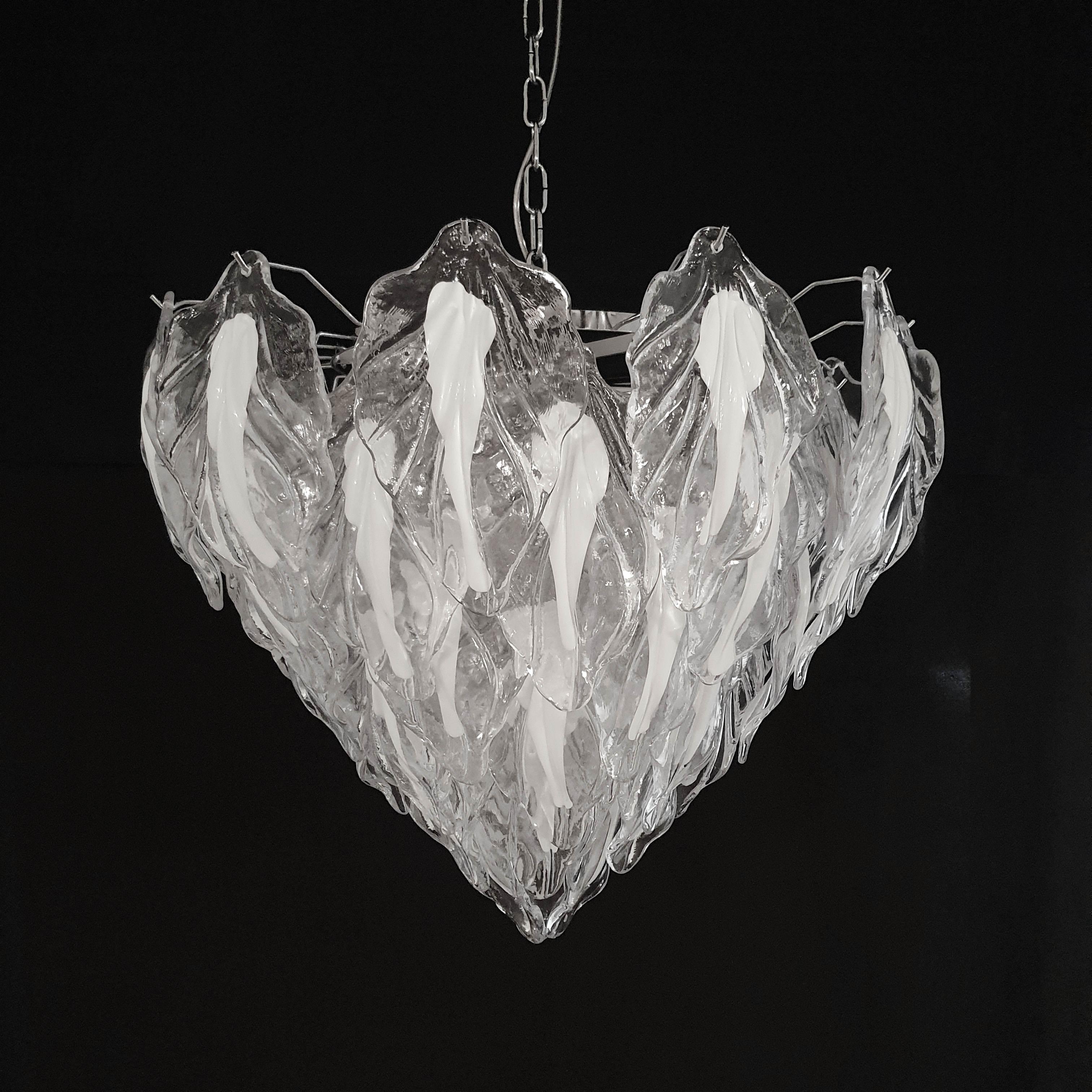 Lámpara de araña italiana con hojas de cristal de Murano soplado a mano en blanco lechoso y transparente, montada sobre una estructura de metal cromado / Diseñada por Fabio Bergomi para Fabio Ltd, inspirada en Mazzega / Fabricada en Italia
5 luces /