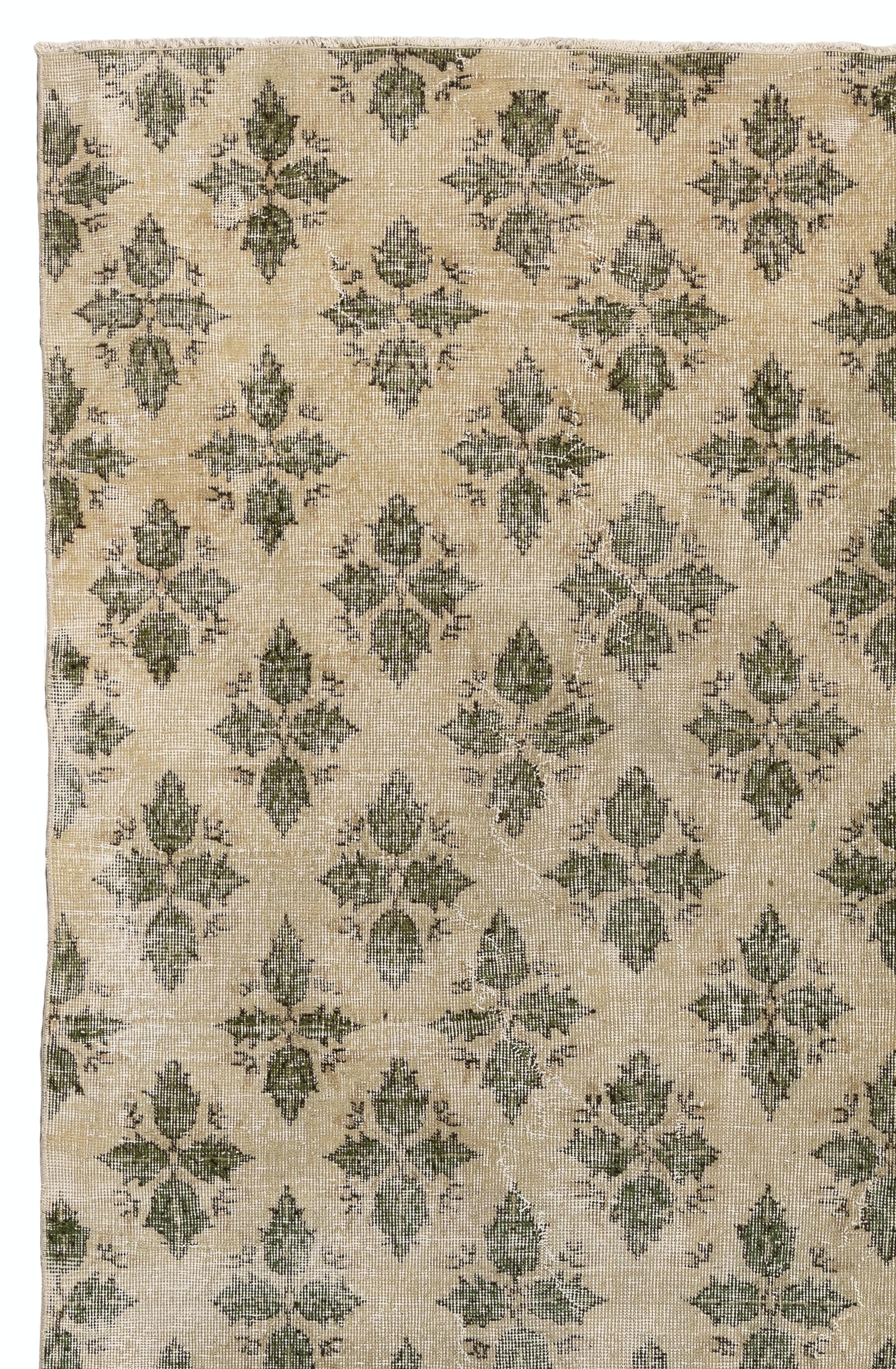 Tapis turc vintage finement noué à la main, datant des années 1950 et présentant un motif de feuilles sur toute sa surface.
Le tapis a même des poils bas en laine sur une base en coton. Il est lourd et repose à plat sur le sol, en très bon état et