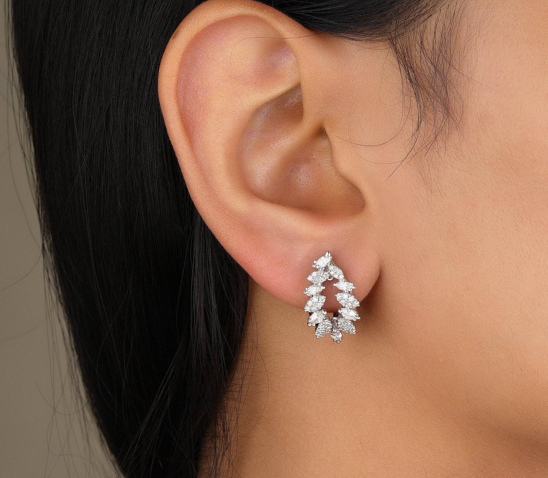Art déco Boucles d'oreilles Leaves Diamond Huggie en or massif 14K (certifié) en vente