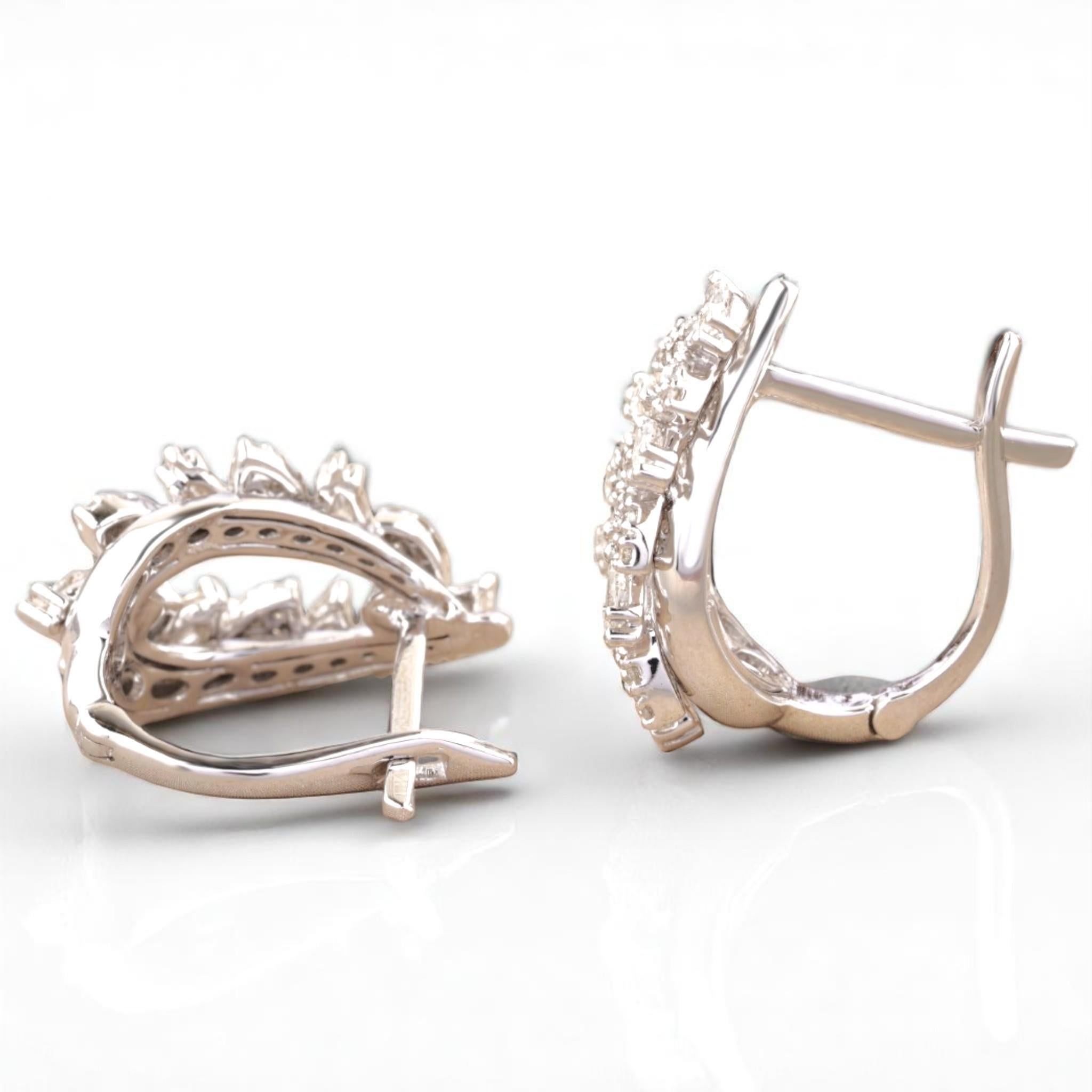 Boucles d'oreilles Leaves Diamond Huggie en or massif 14K (certifié) Pour femmes en vente