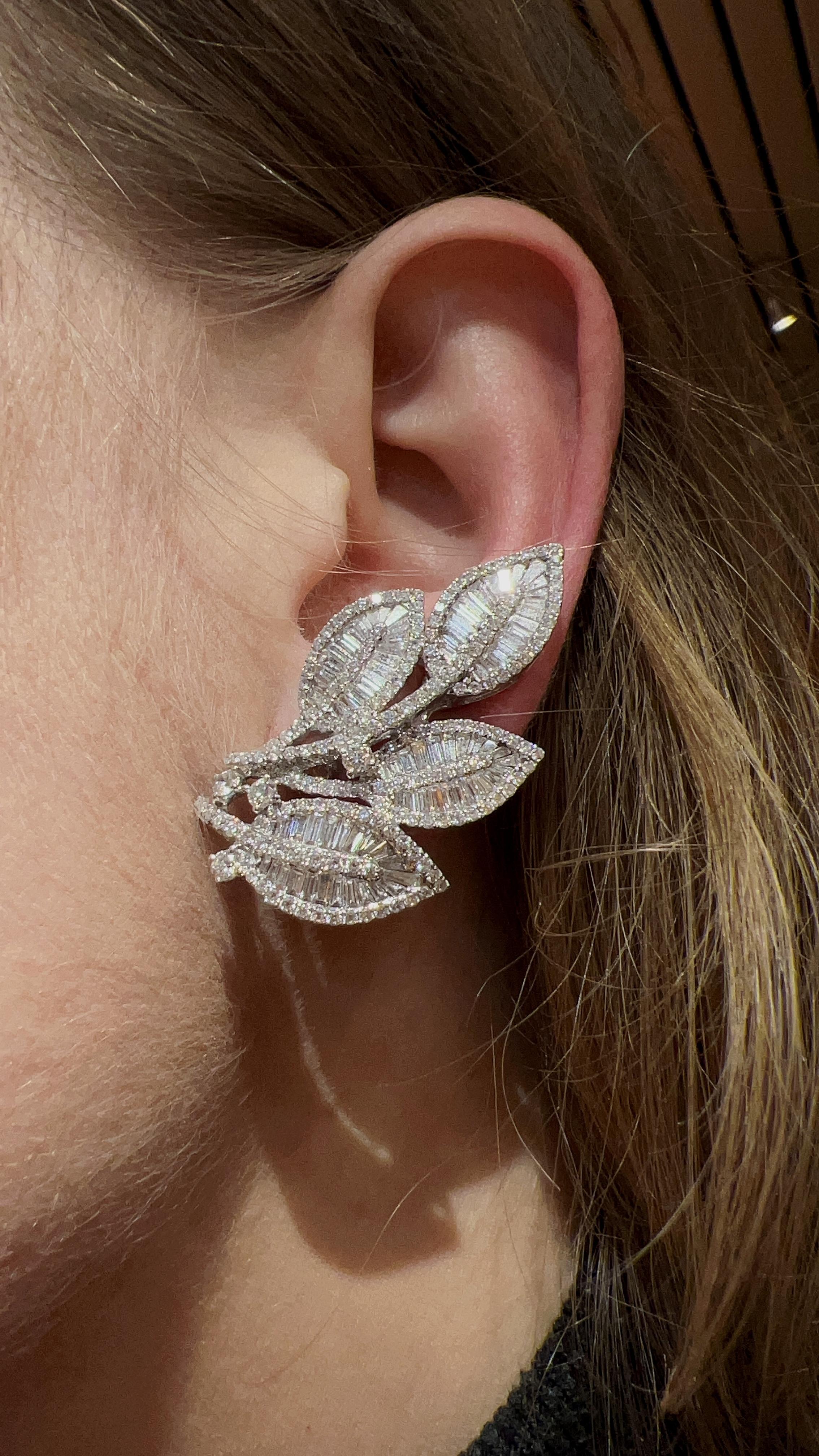 Ohrringe mit Blättern und Diamanten (6 Karat) auf Weißgold gefasst.  im Angebot 4