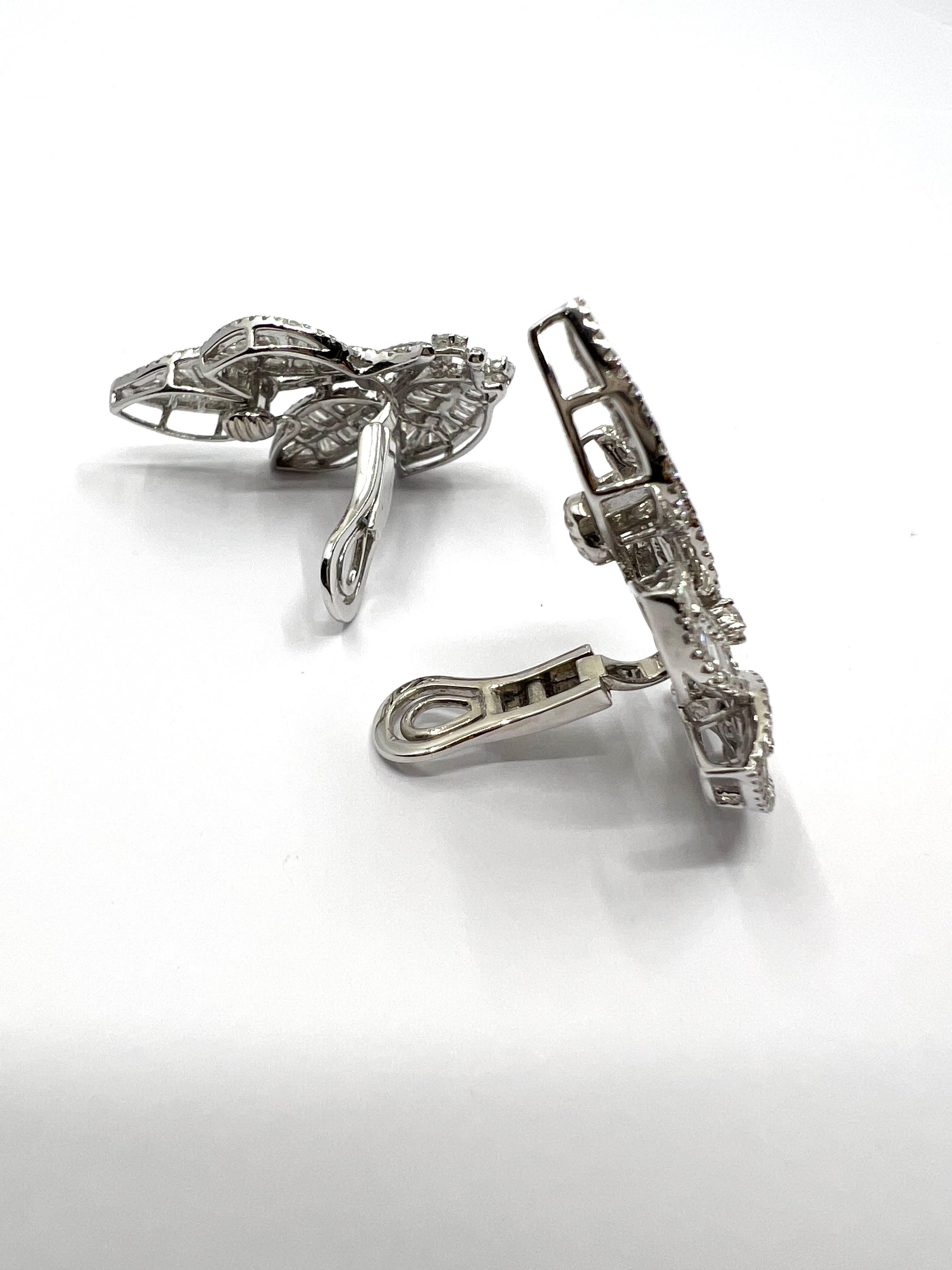 Modern Leaves earrings diamonds paved (6 carats) set on white gold.  For Sale