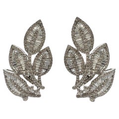 Boucles d'oreilles feuilles serties de diamants pavés (6 carats) sur or blanc. 