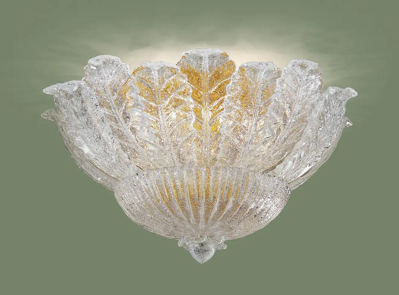 Encastré italien avec des feuilles de verre clair de Murano soufflées à la main selon la technique Graniglia pour produire un effet texturé granuleux, montées sur un cadre en métal plaqué or 24 K / Fabriqué en Italie dans le style de
