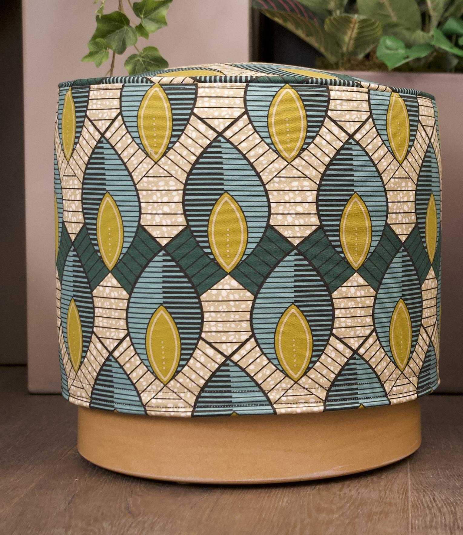 Pouf Leaves Mara Masai di Lorenza Bozzoli
Dimensioni: Ø 42 x H. 45 cm. Altezza della seduta: 45 cm.
Materiali: Polietilene biobased (di origine vegetale), schiuma e cotone.
Peso: 4 kg.

Il colore del cuscino è Foglie. Disponibile in diverse