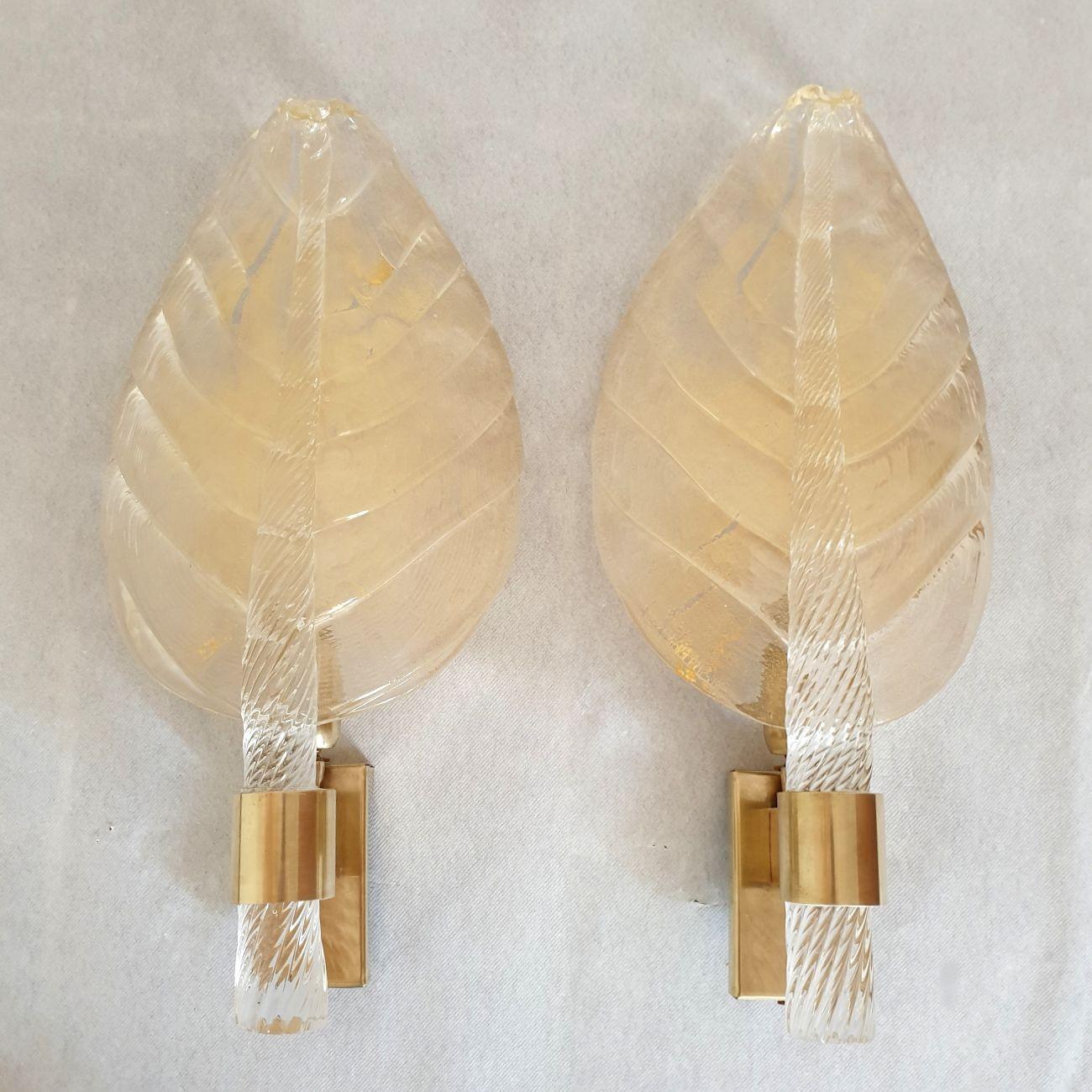 Pareja de apliques de hojas de cristal de Murano, atribuidos a Barovier & Toso, Italia años 70.
Juego de cuatro apliques disponibles - 2 pares. Se venden y cotizan por pares.
Los apliques modernos de mediados de siglo están fabricados con un grueso