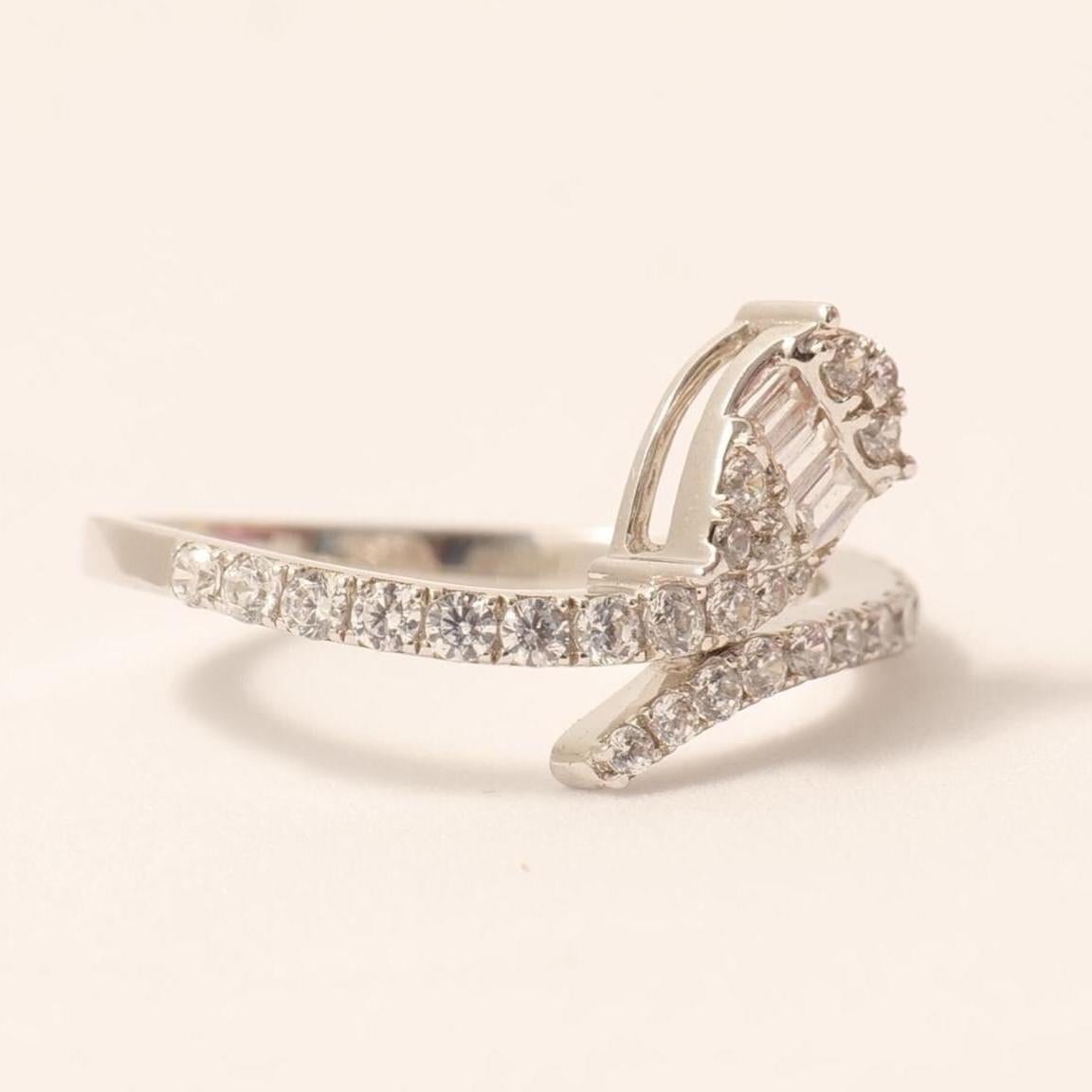 Taille ronde Bague en or massif 14k avec diamant naturel en forme de feuille (certifié) en vente