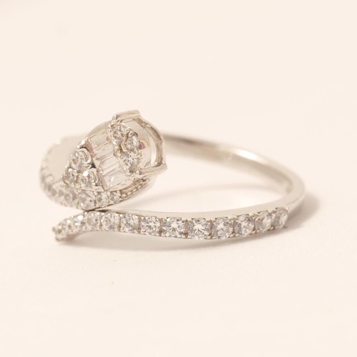 Bague en or massif 14k avec diamant naturel en forme de feuille (certifié) Neuf - En vente à New Delhi, DL