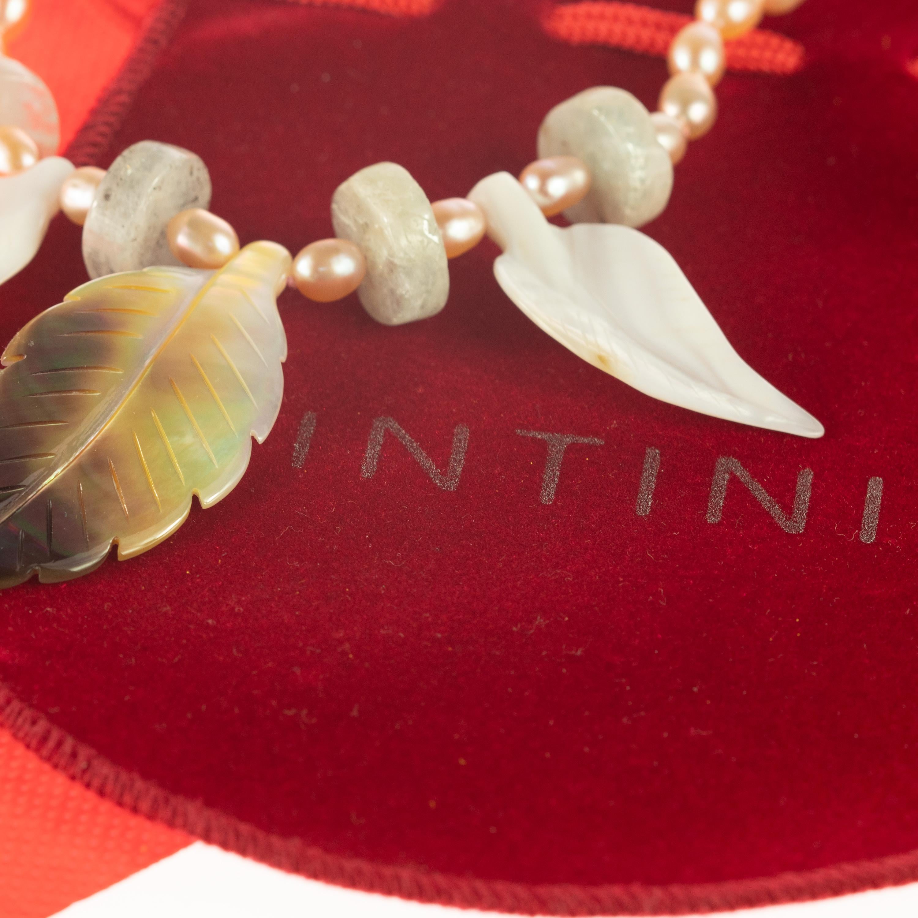 Des perles d'eau douce de première qualité avec une fermeture élégante en or blanc 14k. Un collier iconique pour une tenue élégante. Un design intemporel 3 feuilles de nacre naturelle ornées de perles aigue-marine percées. Des matériaux de première