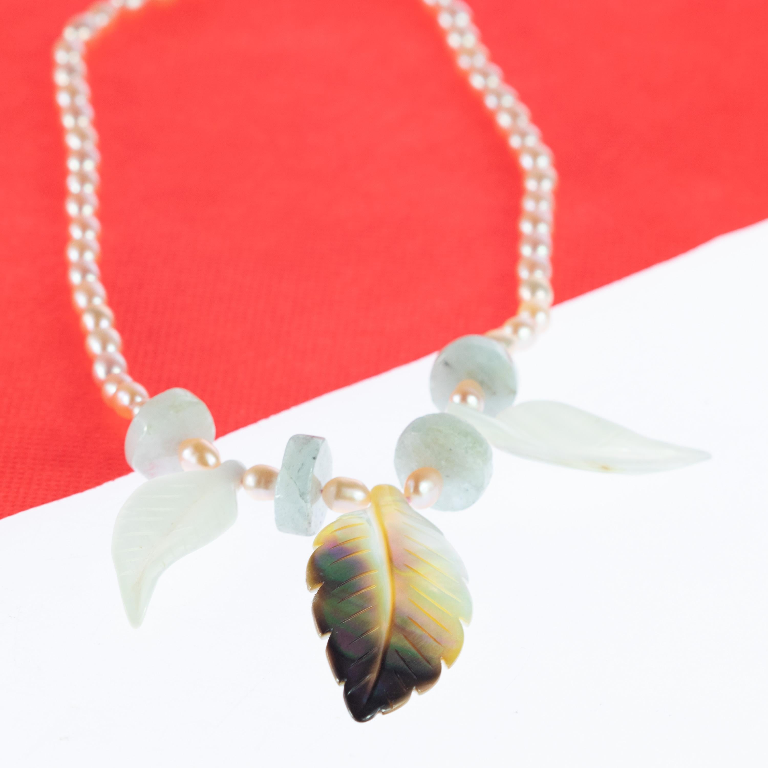 Taille mixte Collier de feuilles en or jaune 14 carats avec perles, nacre, aigue-marine et motif tribal en vente