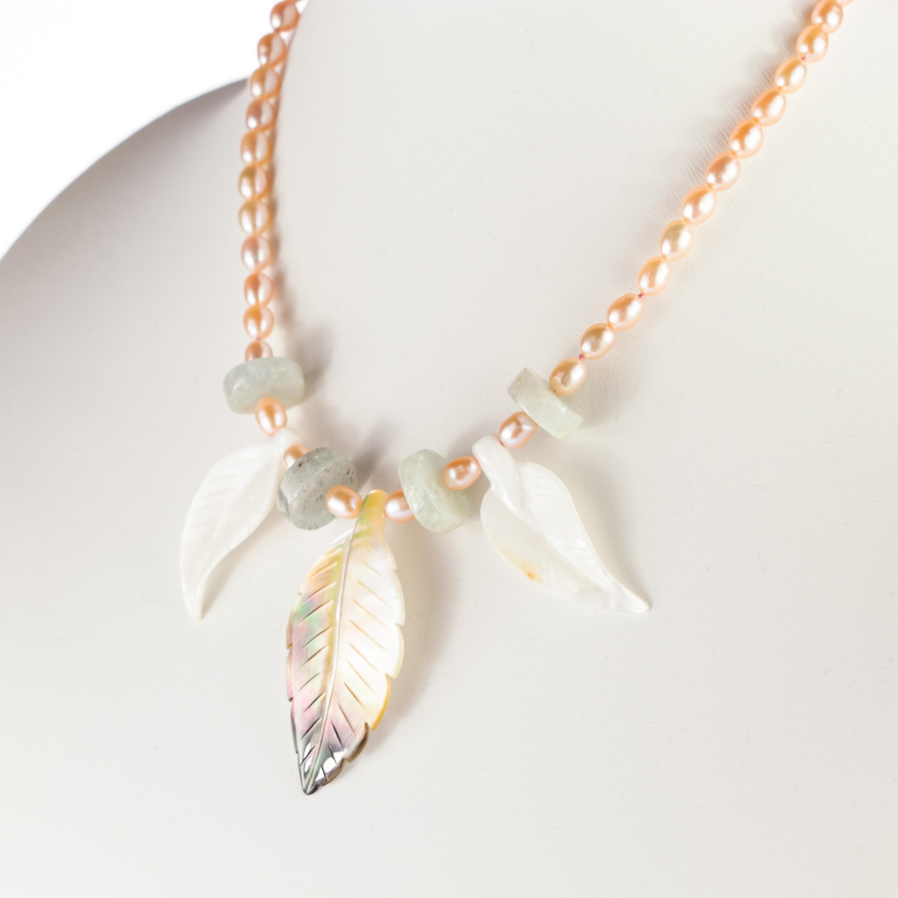 Collier de feuilles en or jaune 14 carats avec perles, nacre, aigue-marine et motif tribal en vente 1