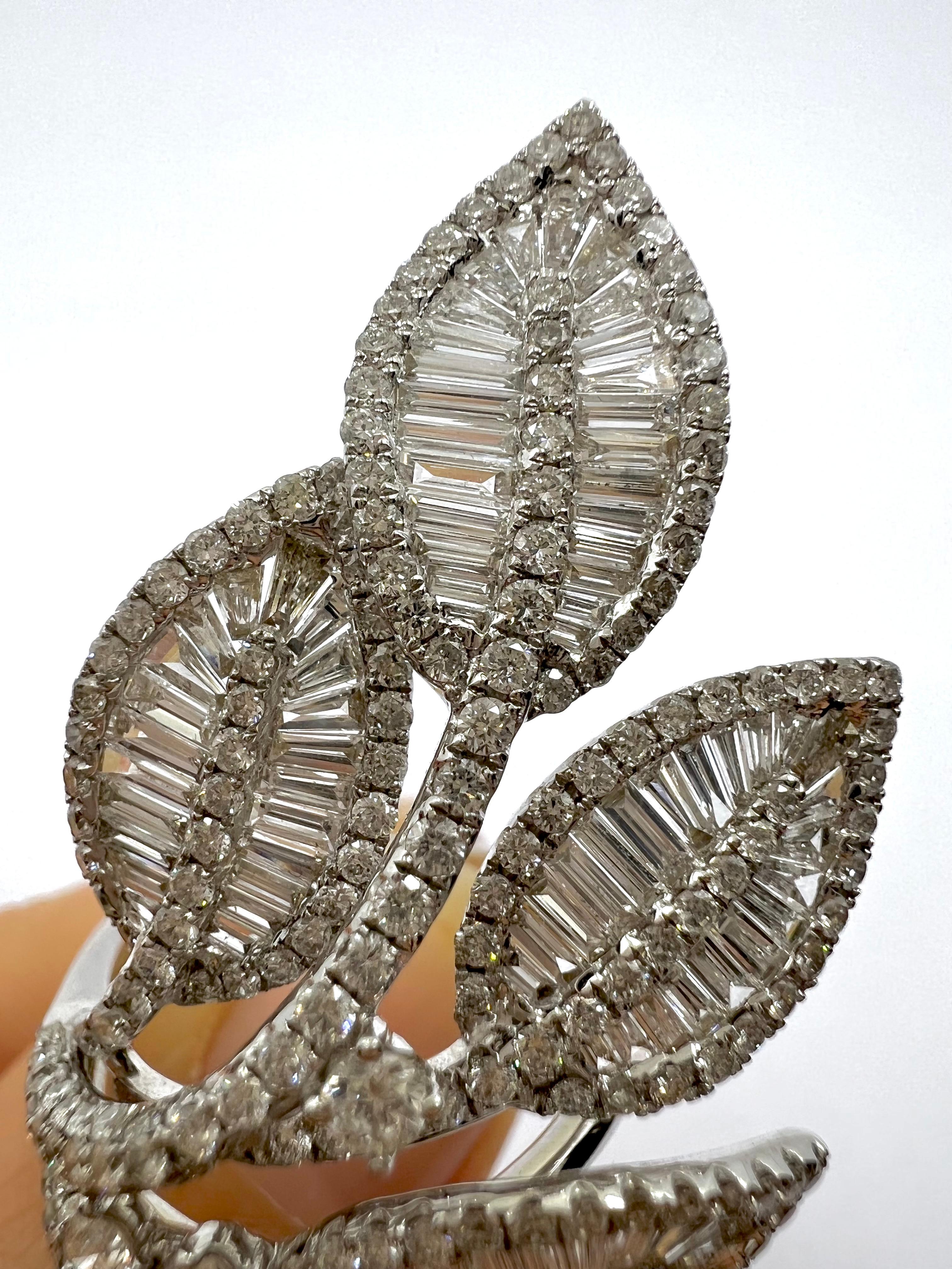 Ring mit Blättern und Diamanten auf Weißgold gefasst (Moderne) im Angebot