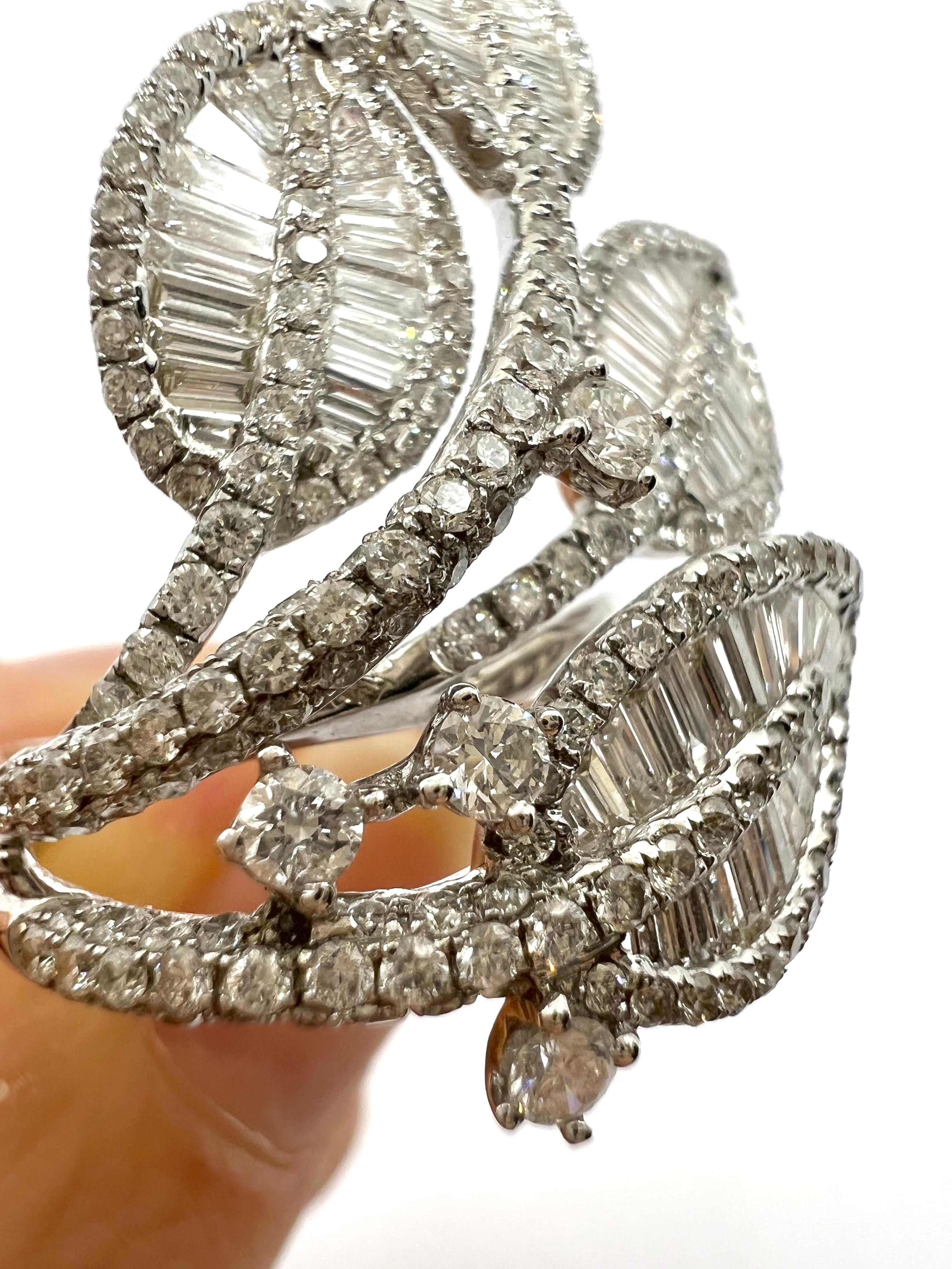 Ring mit Blättern und Diamanten auf Weißgold gefasst (Baguetteschliff) im Angebot
