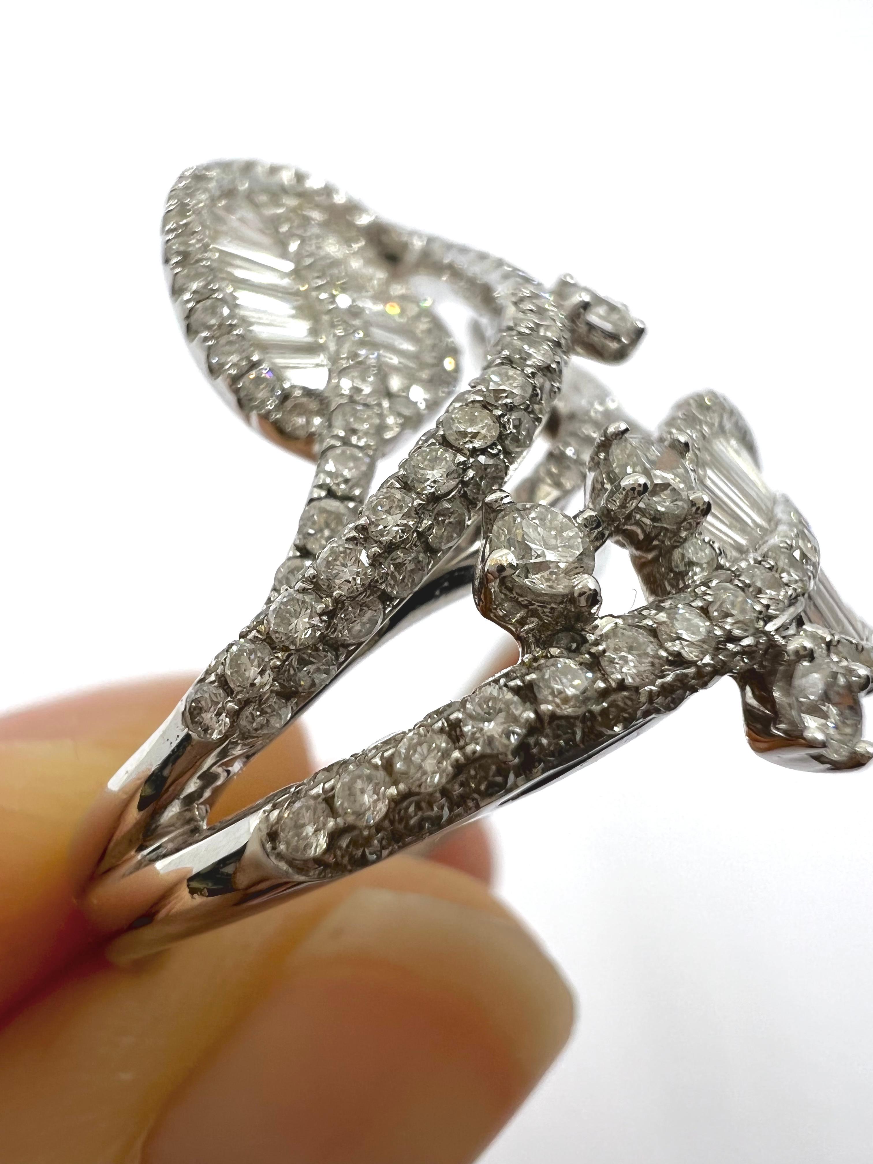 Leaves ring diamonds set on white gold In Excellent Condition For Sale In Monte Carlo, MC