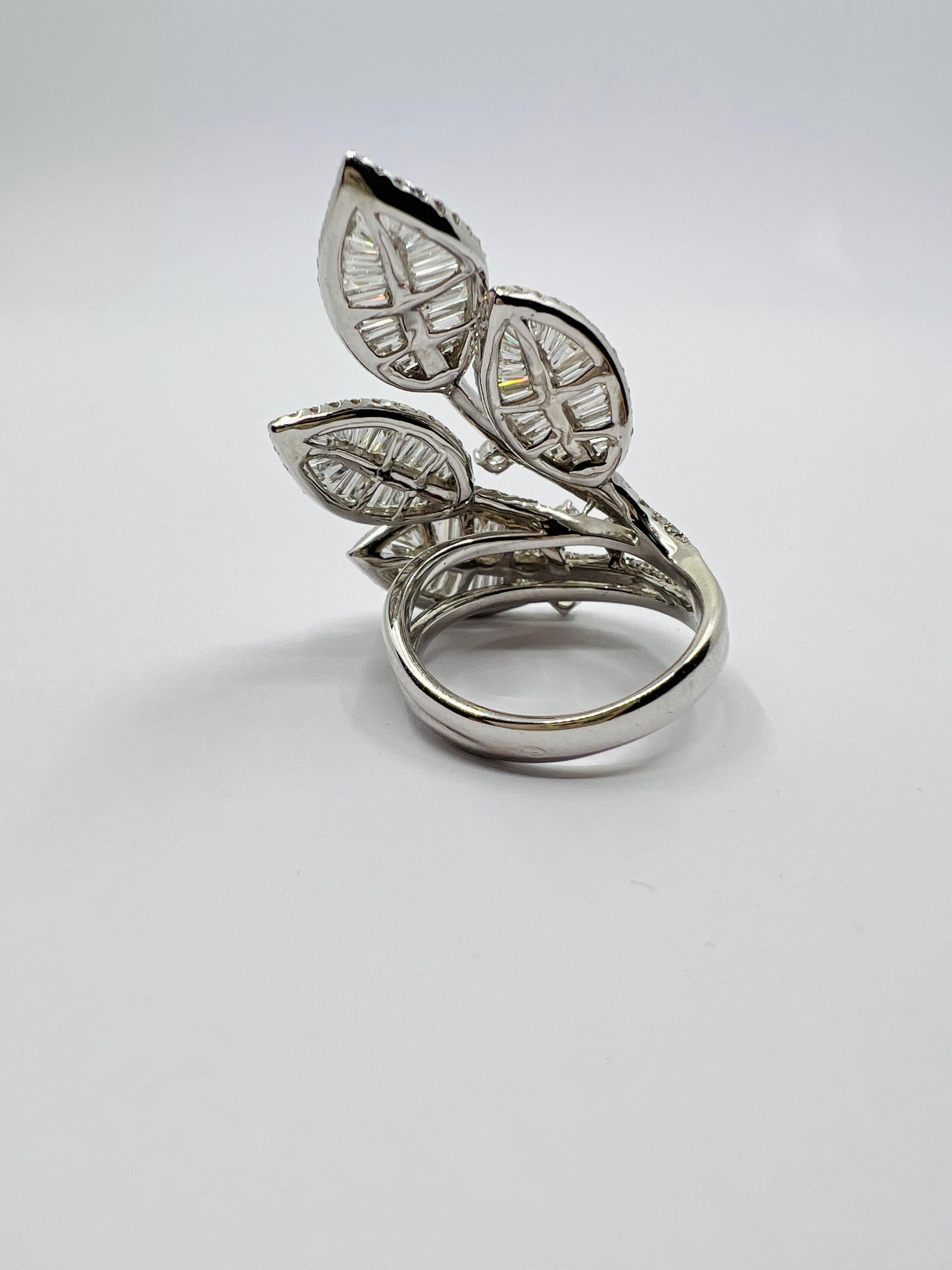 Ring mit Blättern und Diamanten auf Weißgold gefasst im Angebot 1