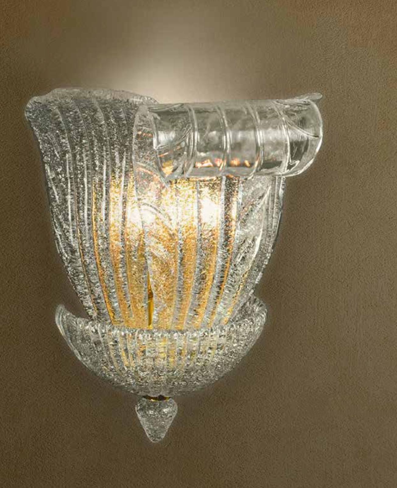 Aplique italiano con hojas de cristal de Murano transparente sopladas a mano con la técnica Graniglia para producir un efecto de textura granular, montado sobre un marco de metal chapado en oro de 24 K / Fabricado en Italia al estilo de Barovier e