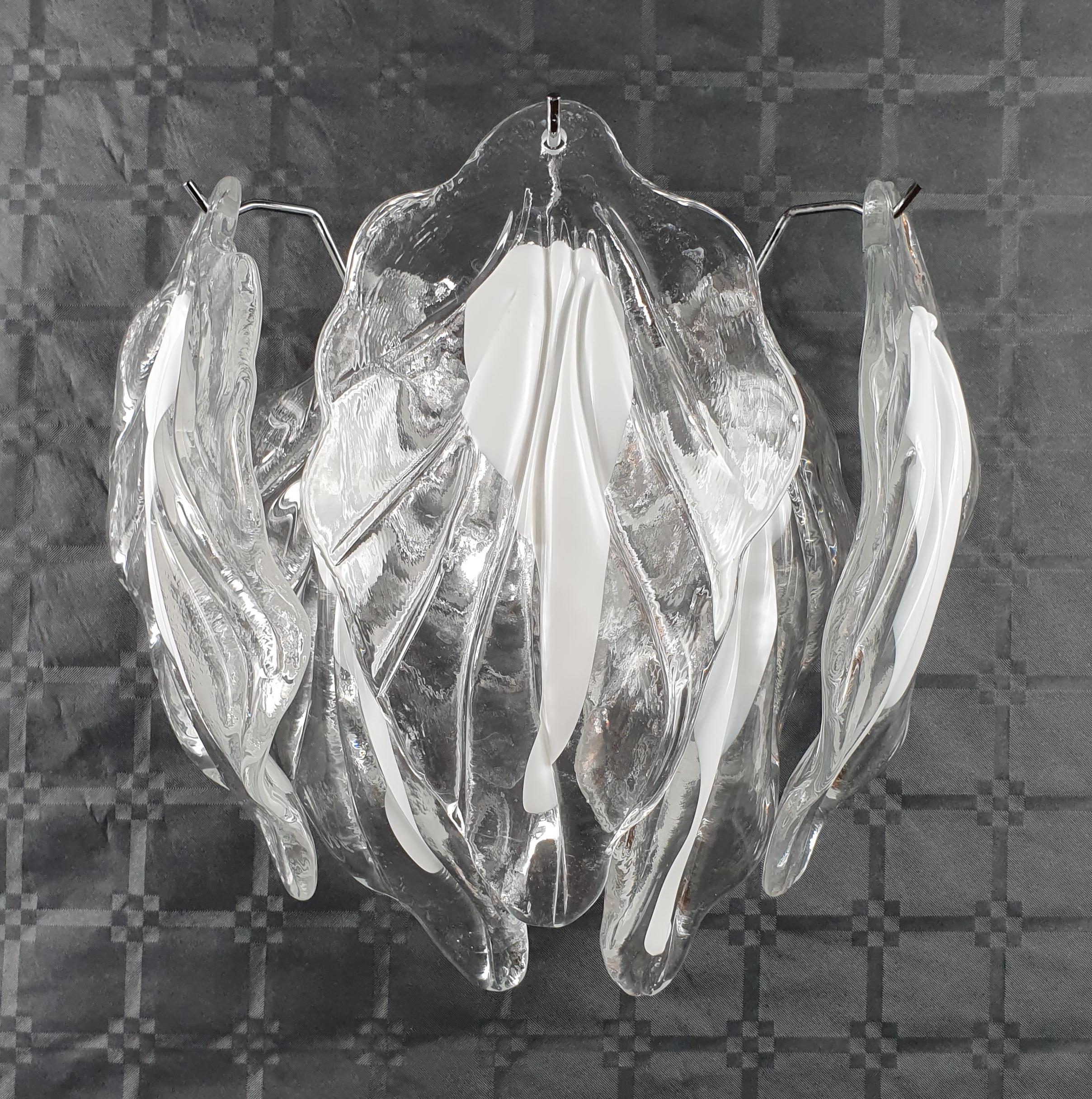 Italienische Wandleuchte mit klaren und milchig-weißen mundgeblasenen Murano-Glasblättern auf verchromtem Metallrahmen / inspiriert von Mazzega Made in Italy
Maße: Breite 12 Zoll, Höhe 14 Zoll
2 Leuchten / Typ E12 oder E14 / je max. 40W
Nur auf
