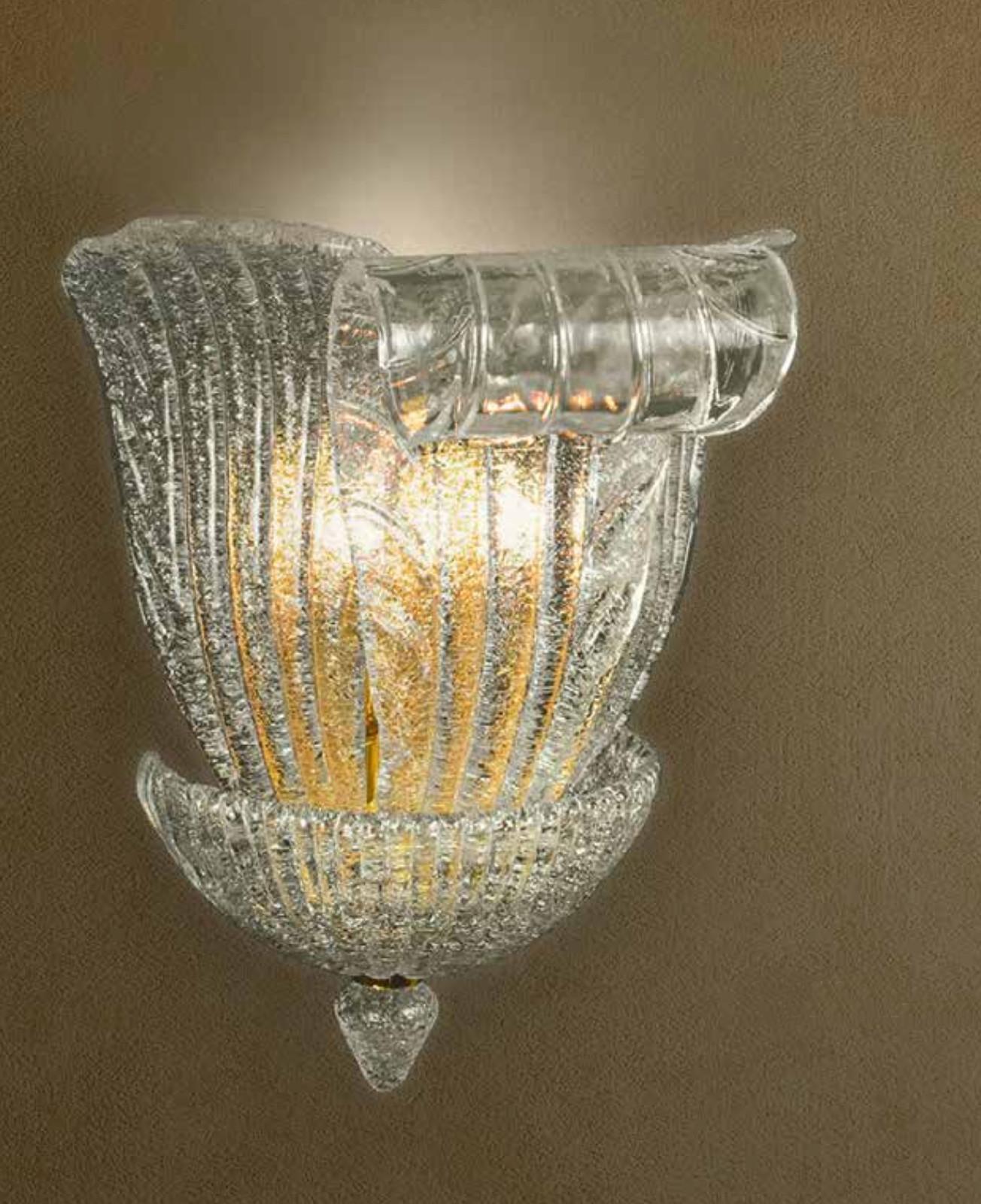 Italian wall light with clear Murano glass leaves hand blown in Graniglia technique to produce granular textured effect, mounted on 24 K gold plated finish metal frame / Made in Italy in the style of Barovier e Toso
Measures: width 10 inches, height