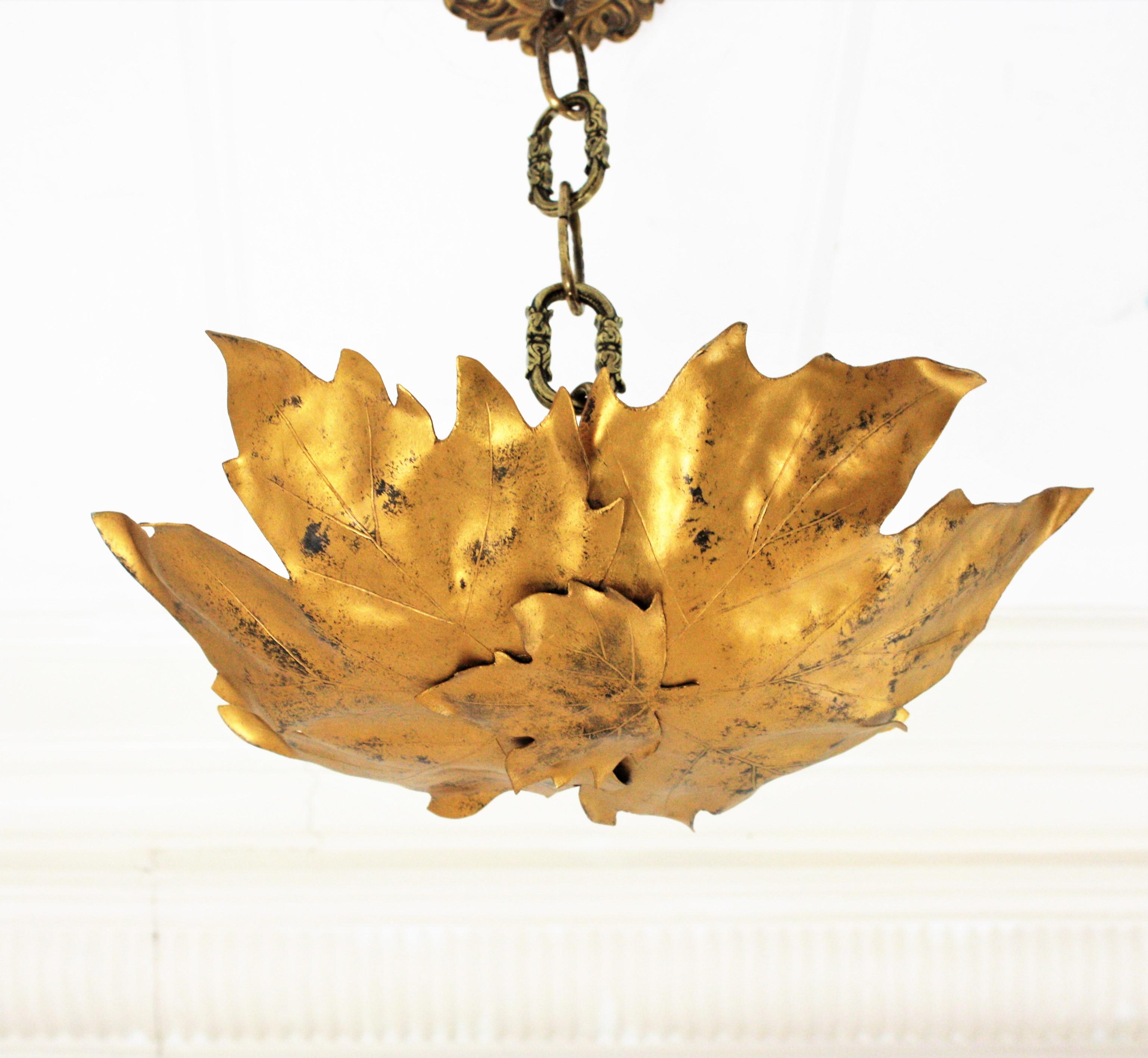 Leaves Shaped Flush Mount, Gilt Iron, Spain, 1960s.
Eyecatching handcrafted light fixture with leaf design and gilt finish. It features two intertwined large leaves adorned by an smaller leaf at the central part.
Finely executed in gilt iron it