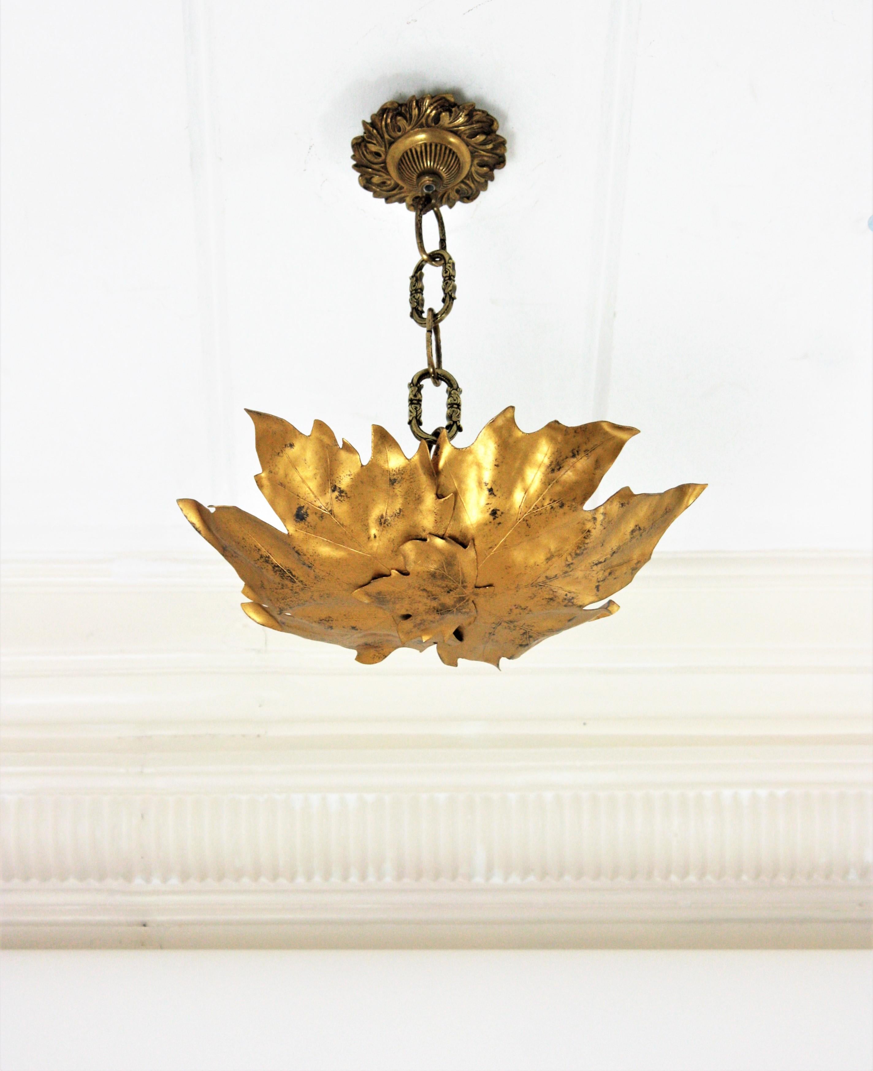 Leaves Shape Ceiling Light Fixture / Wall Sconce in Gilt Metal, 1960s In Good Condition For Sale In Barcelona, ES
