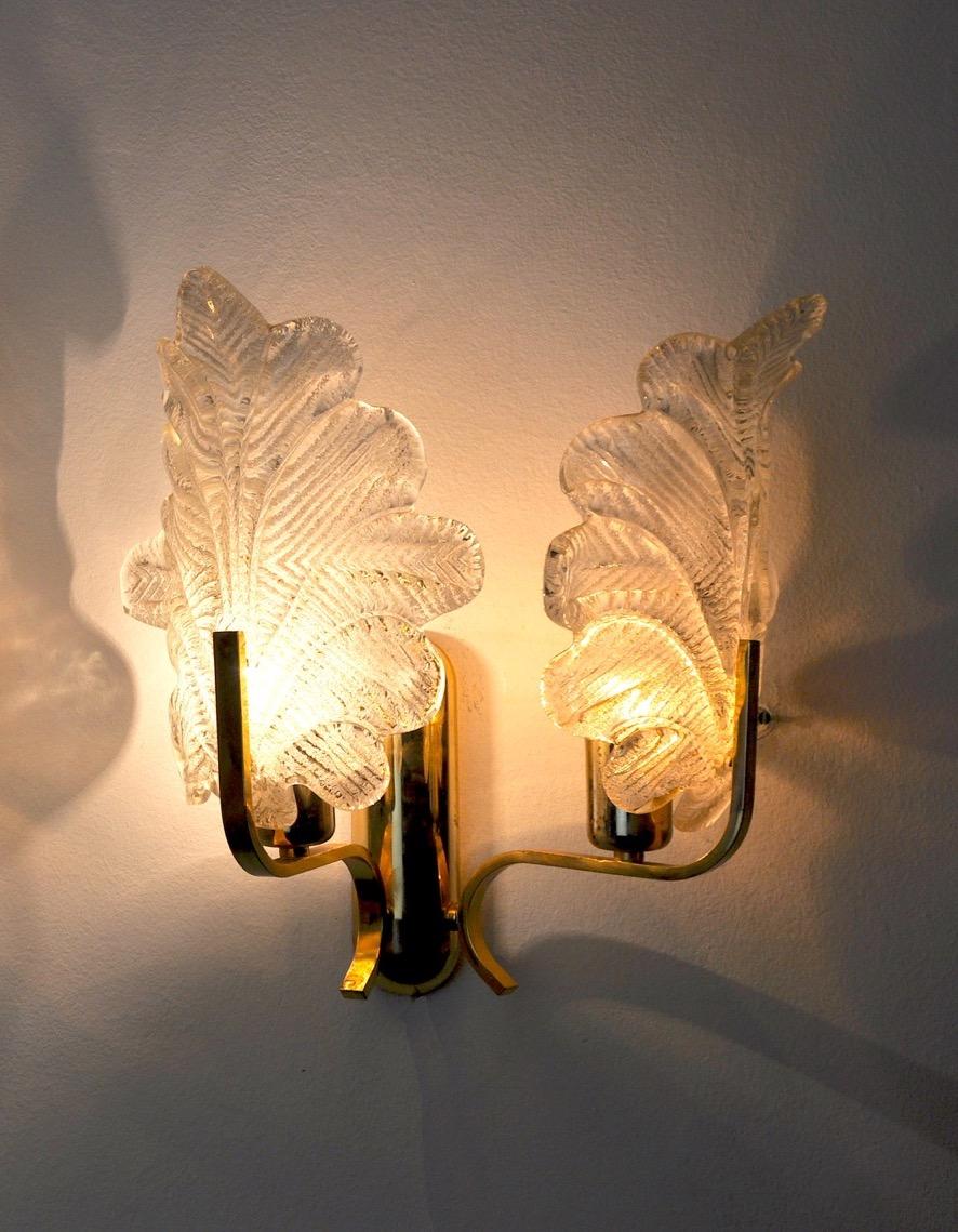 Magnífica lámpara de pared de Carl Fagerlund para Lyfa de los años 70. Estructura de metal dorado y cristal esmerilado en forma de hoja. La luz difusa es suave y armoniosa, perfecta para iluminar tu interior. Marca de tiempo coherente con la