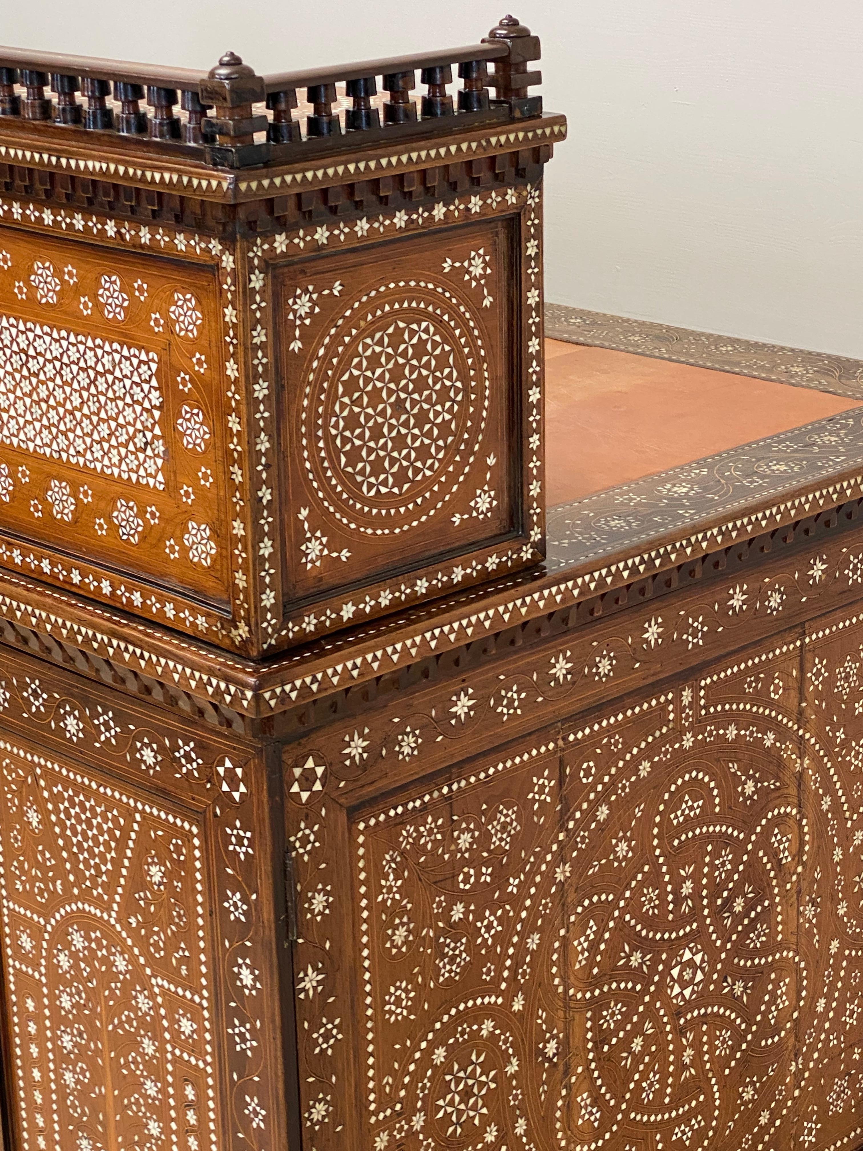 Antiker Schreibtisch mit Intarsien und neuer Lederplatte. Libanon 1920er Jahre. im Angebot 11