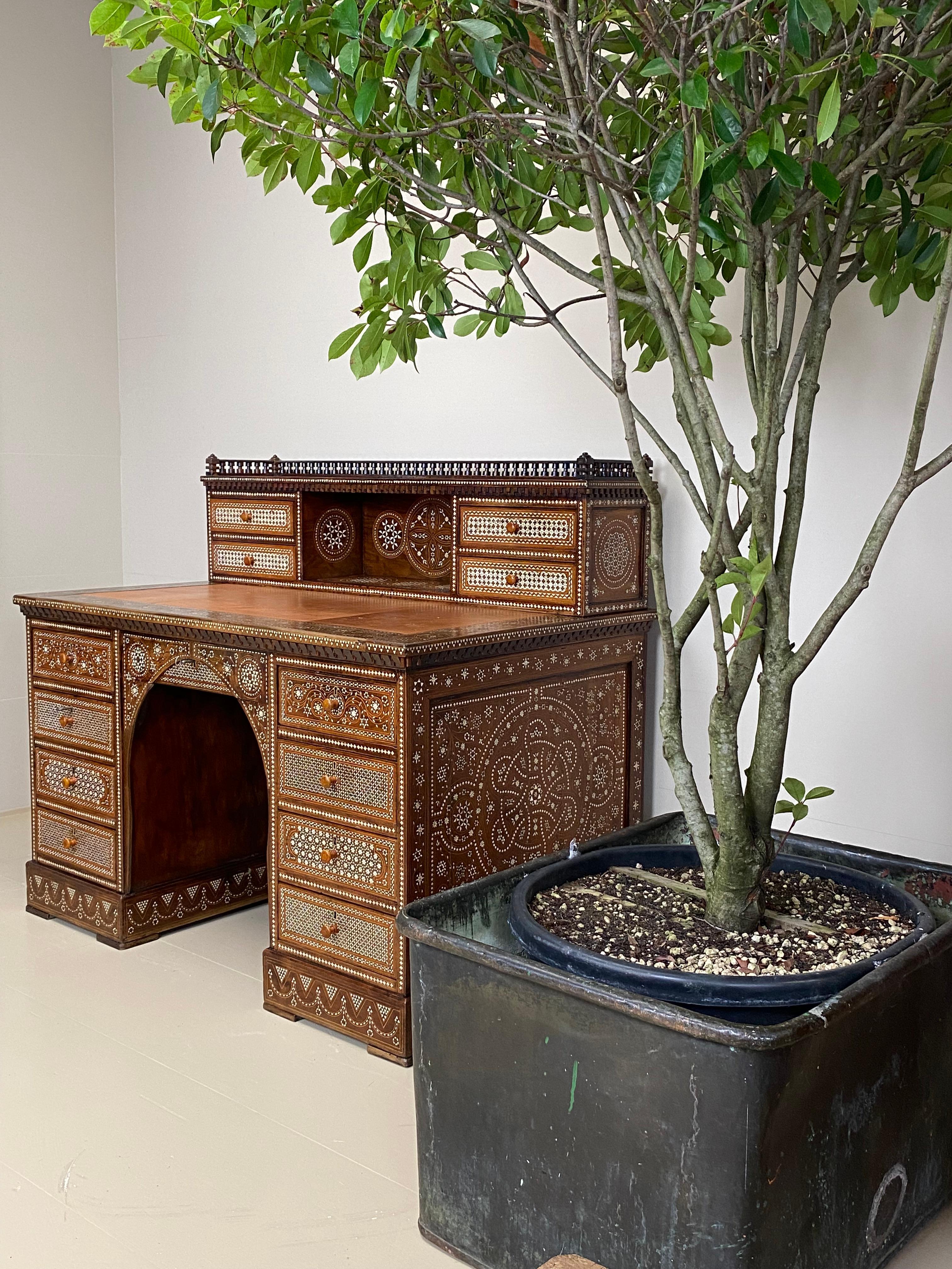 Un comptoir libanais exceptionnel,
magnifiquement décorés de motifs orientaux,
incrustation d'os et nouveau plateau de bureau en cuir,
bonne, grande patine d'origine.