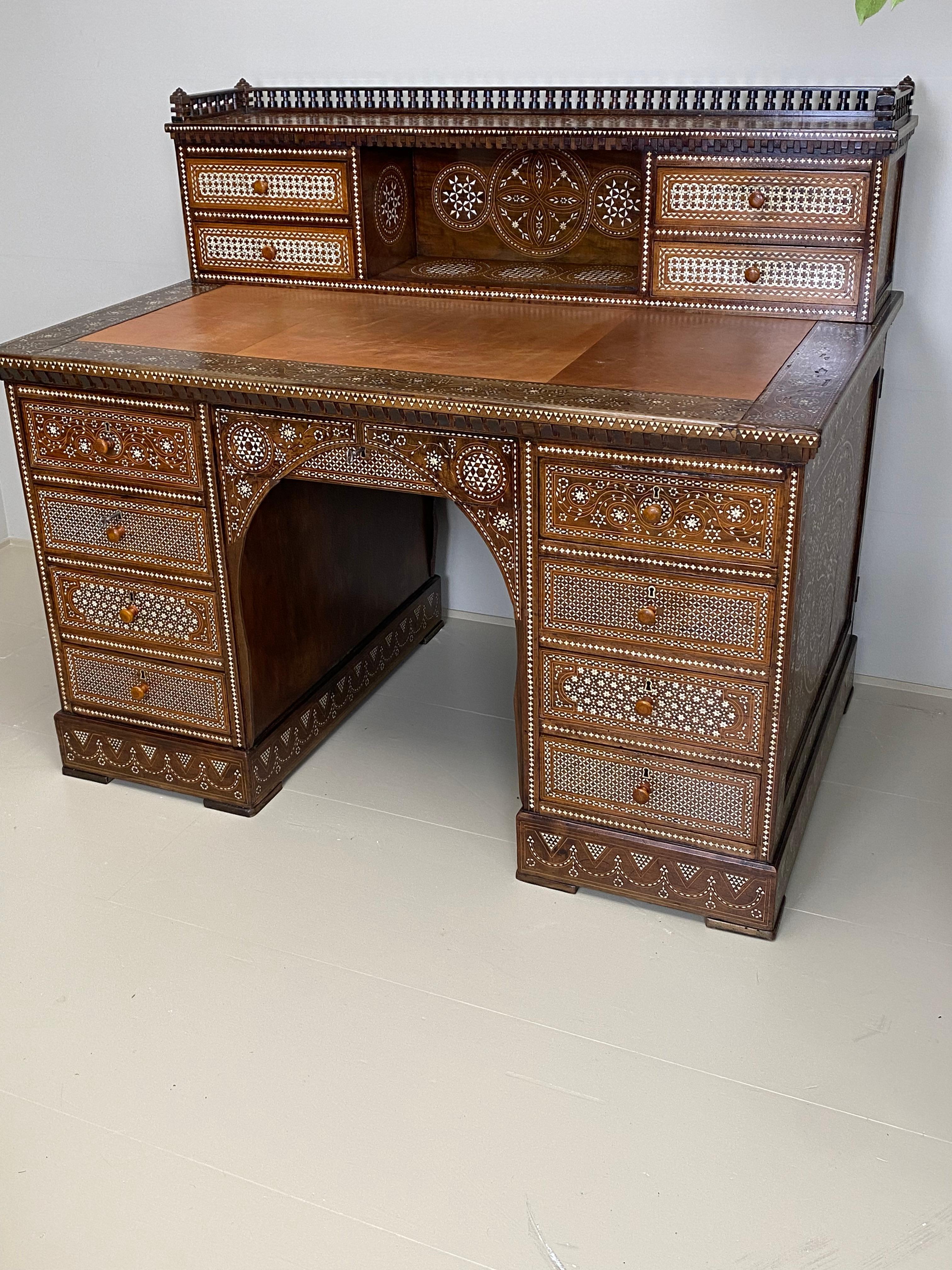 Escritorio antiguo con incrustaciones y tablero de cuero nuevo. Líbano, años veinte. Pulido en venta