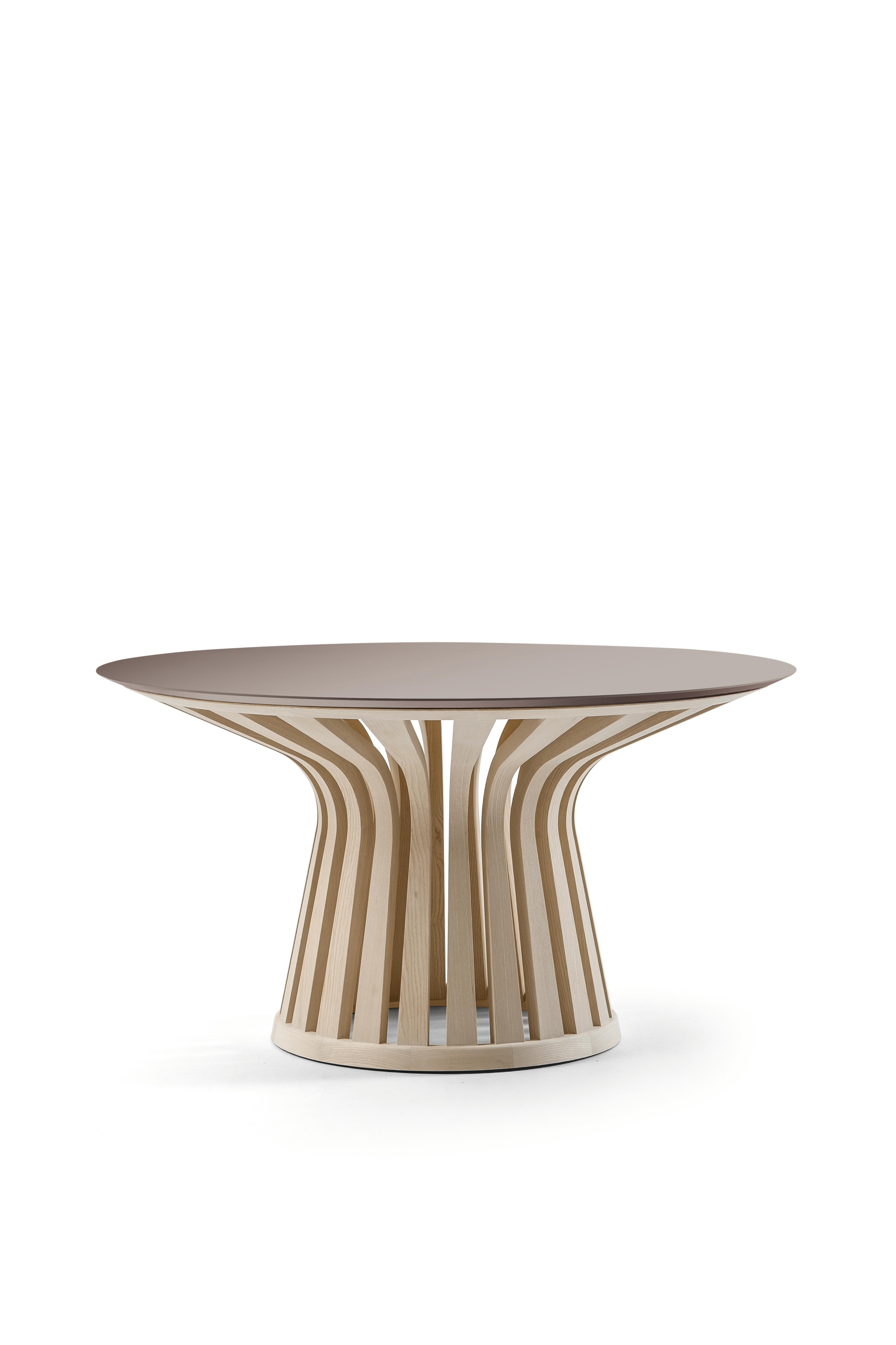 Lebeau-Holztisch von Patrick Jouin 
Hergestellt von Cassina in Italien

Lebeau Wood ist eine Weiterentwicklung des kultigen und innovativen Lebeau-Tisches. Während die Abmessungen und Konturen des Originals beibehalten werden, wird für den Sockel