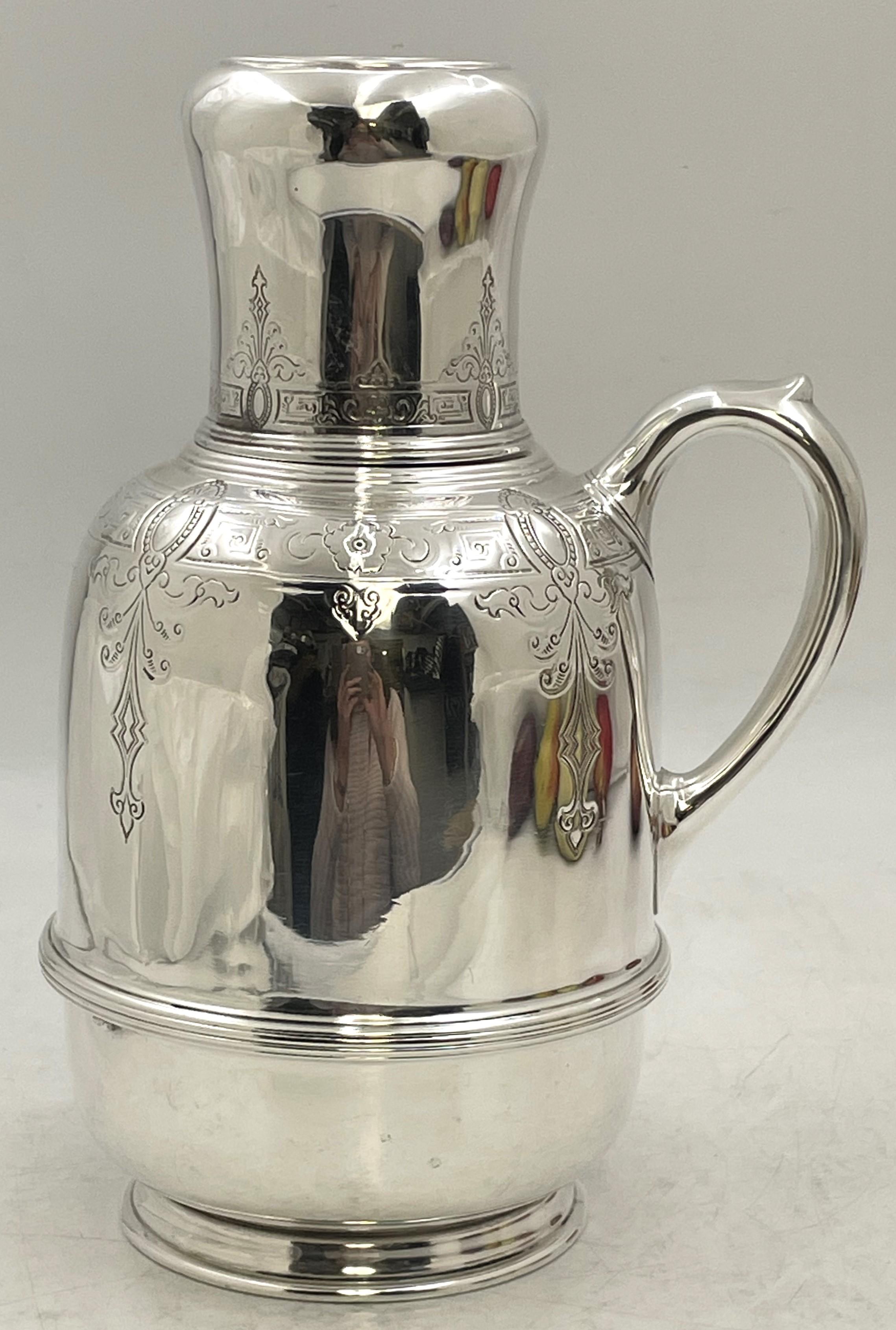 Realizzata da Lebkuecher e venduta al dettaglio per Grogan & Company, brocca o caraffa per l'acqua calda con thermos integrato, risalente alla fine del XIX o all'inizio del XX secolo, con motivi floreali e geometrici stilizzati incisi. Misura 10''
