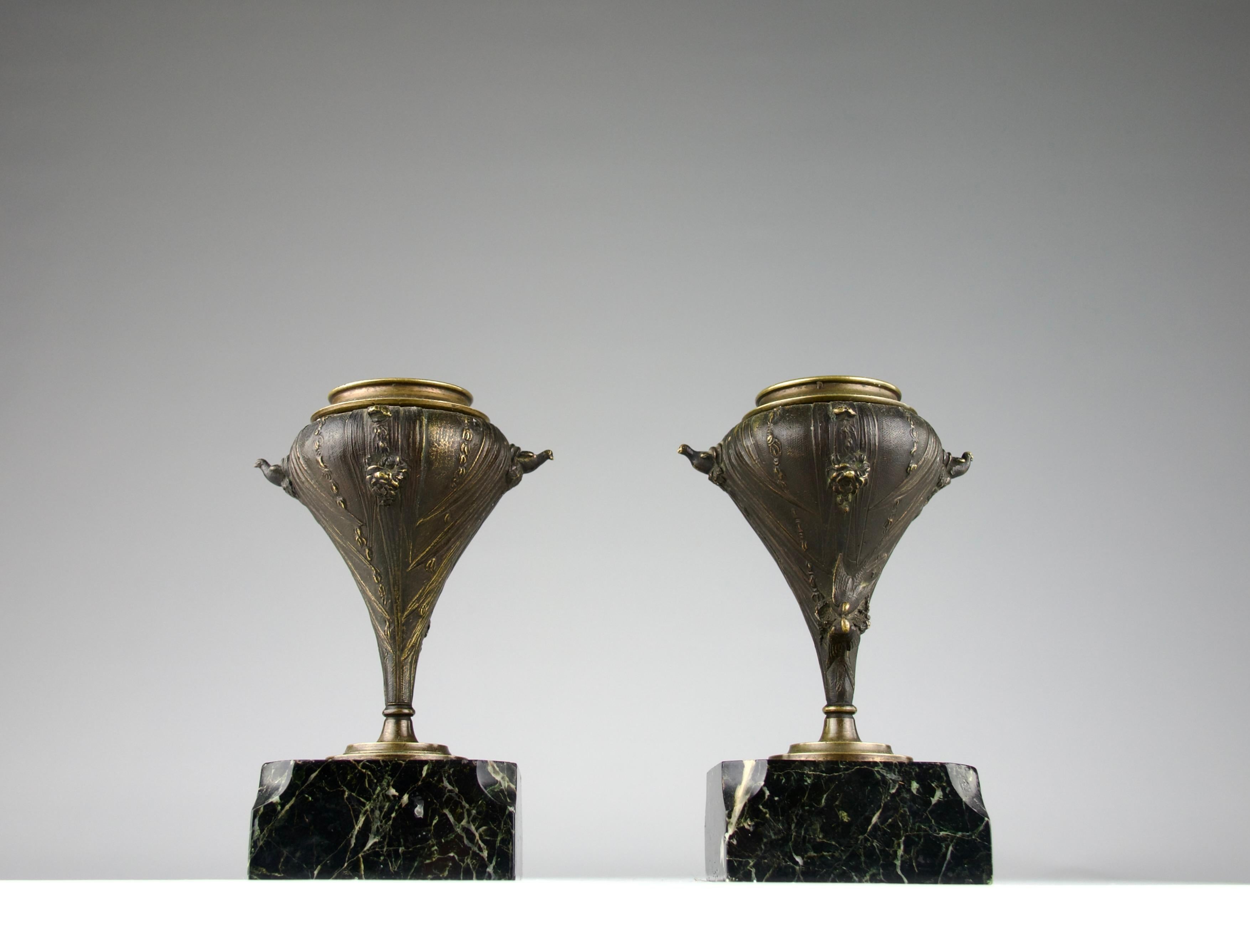 Superbes bougeoirs art déco par LeBlanc Barbedienne. Décorations magnifiques et complexes de pigeons et d'hirondelles. En bronze et en marbre Portor noir et blanc veiné. France, fin des années 1800. Signé LeBlanc.

En bon état, oxydation, petits