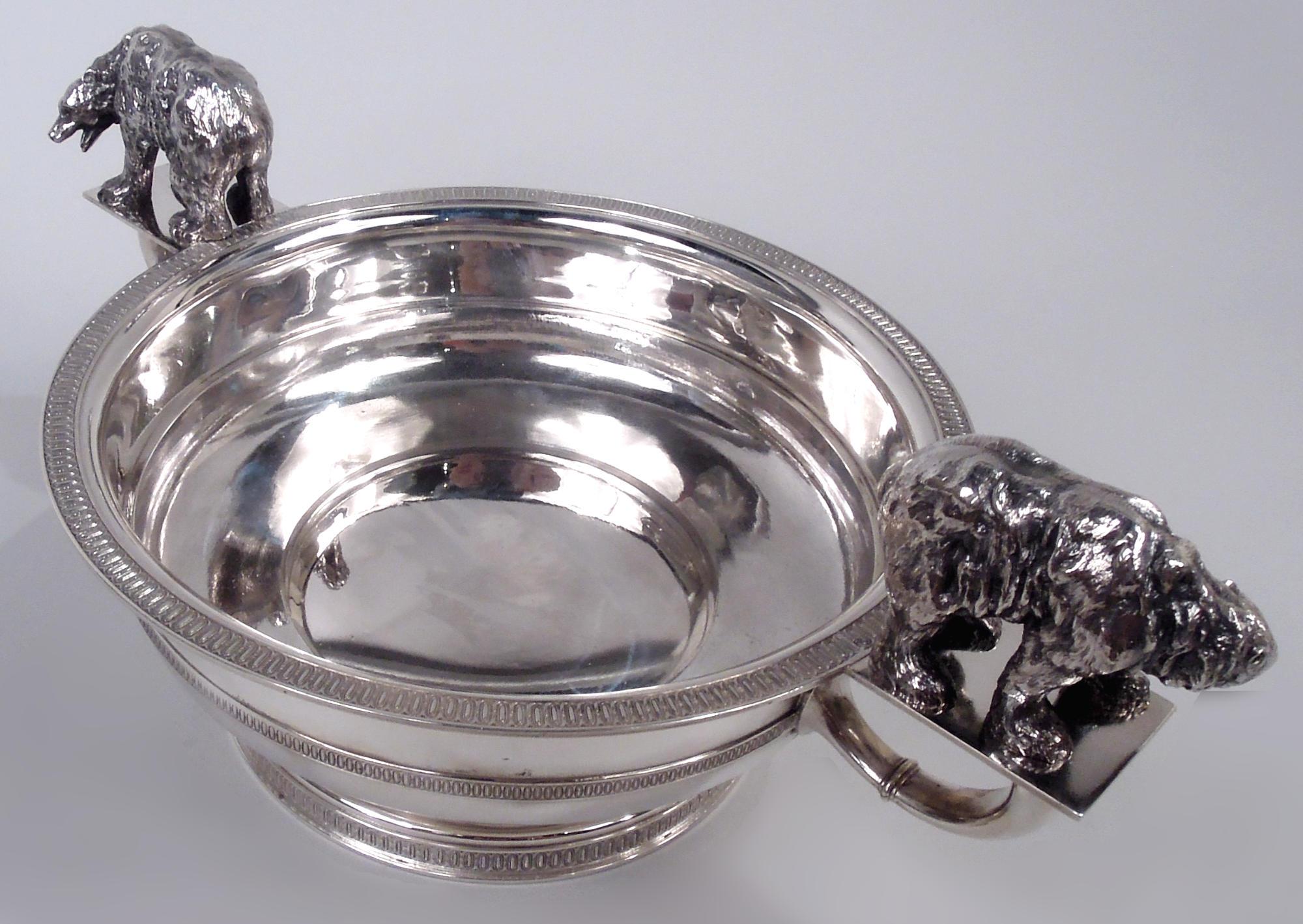 Ciotola edoardiana in argento sterling. Prodotto da Lebolt & Co. a Chicago, nel 1910 circa. Rotondo e dritto con lati dritti con bordo della bocca estroflesso e fondo curvo; supporto corto e piede rialzato. Cerchi a uovo e dardo rialzati e cintura.