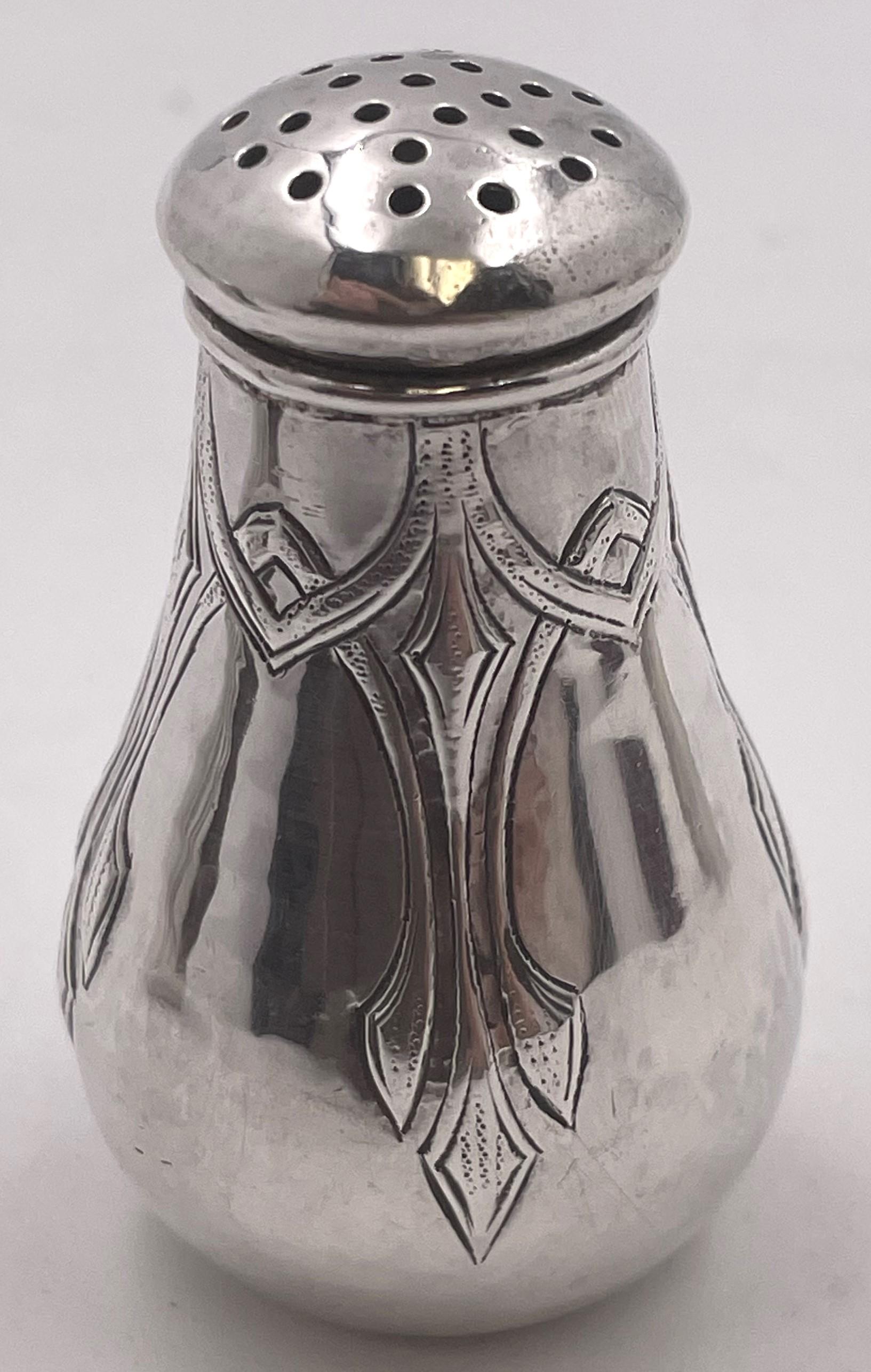 Arts and Crafts Lebolt Pair of Sterling Silver Hammered Salt & Pepper Shakers Arts &Crafts Style in vendita